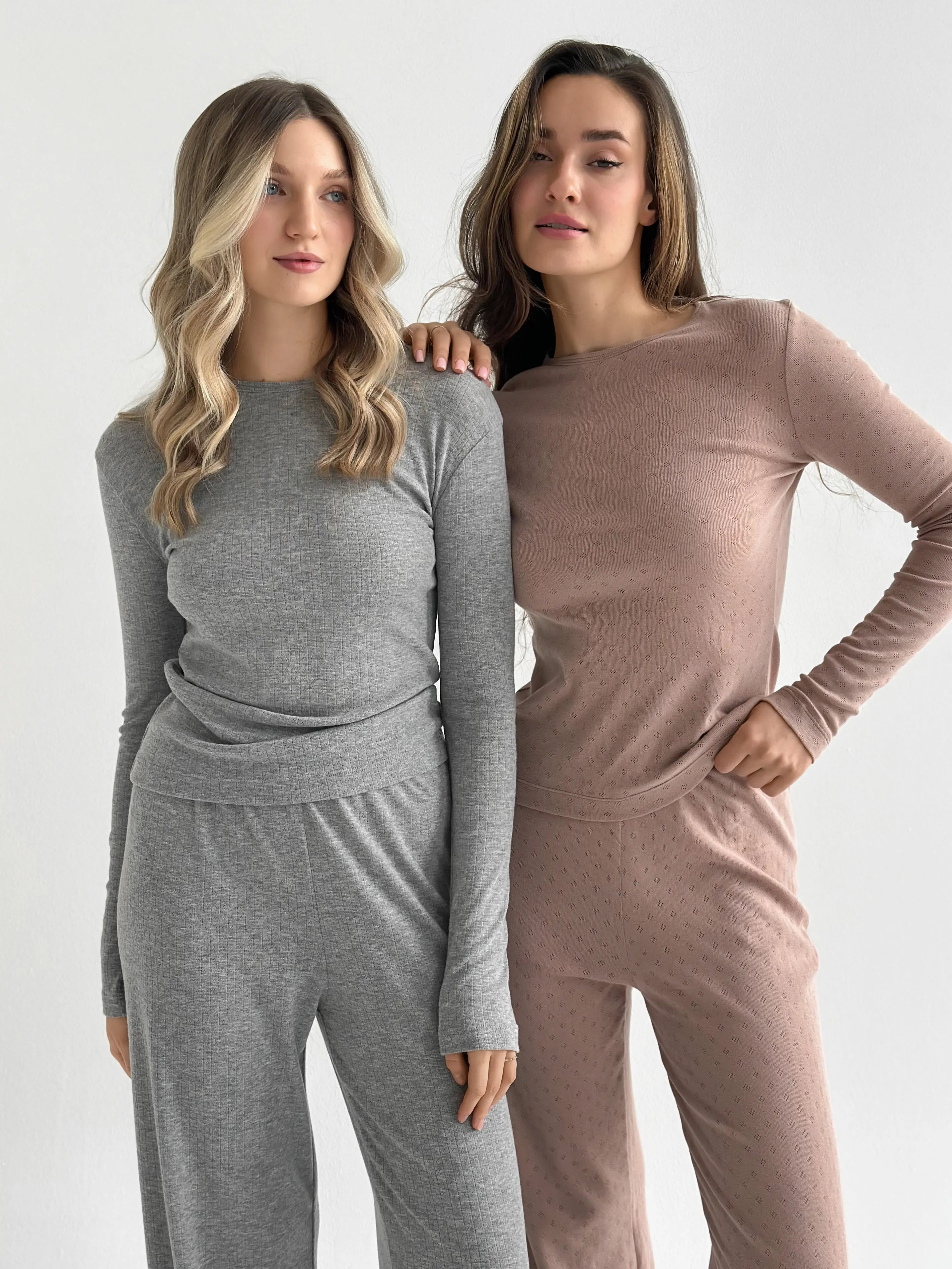 Komplet, dzianina prążkowana, szerokie spodnie i longsleeve, mleczny