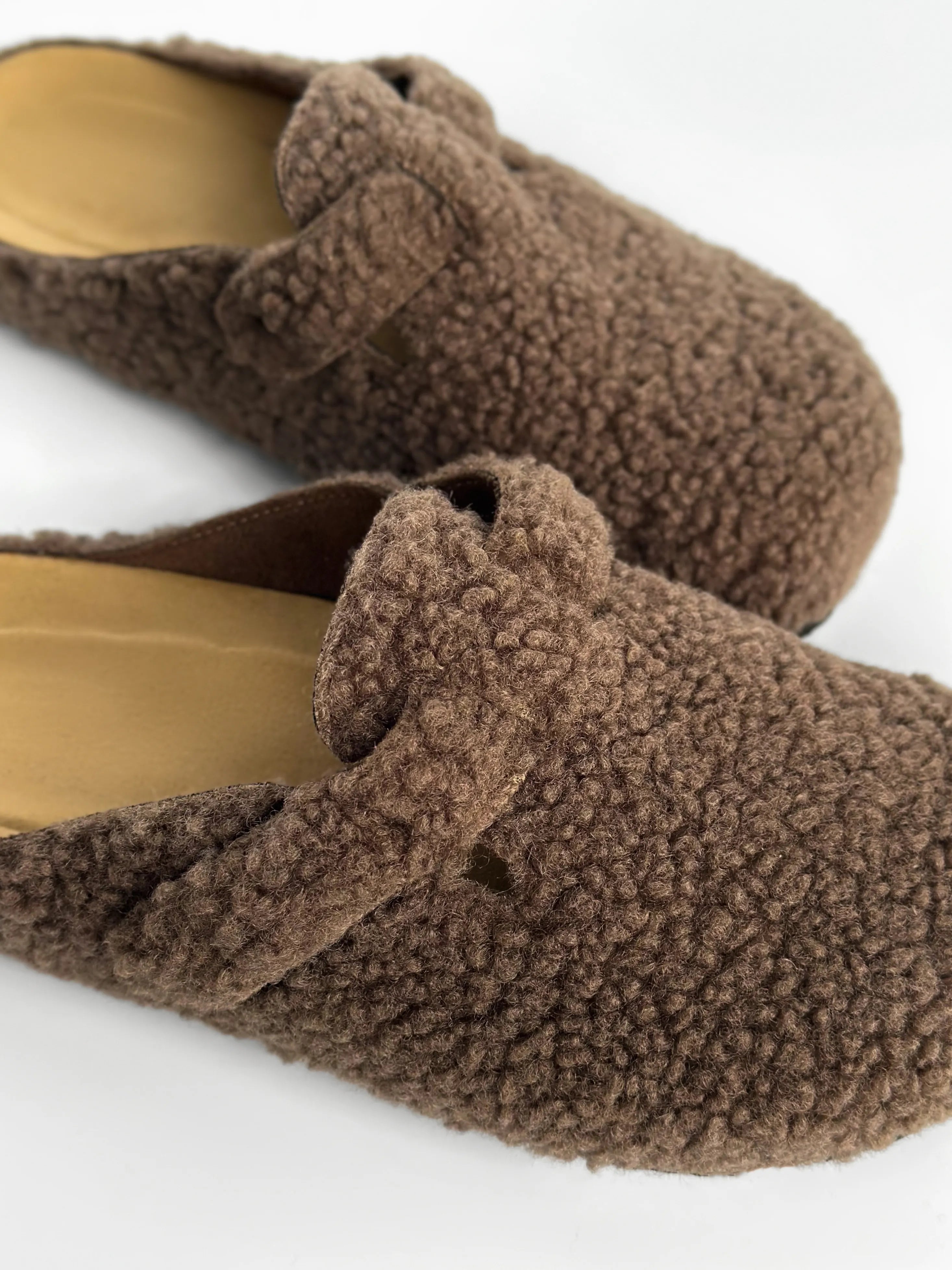 Chodaki damskie Teddy z paskiem, brązowe