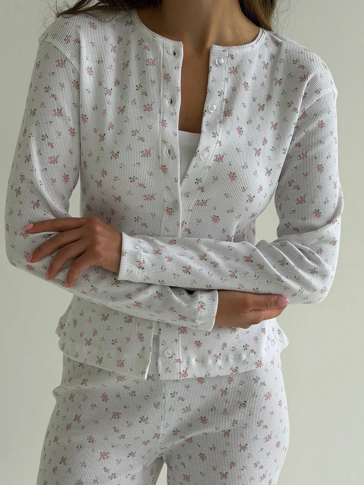 Komplet longsleeve na guziki i spodnie, dzianina prążkowana, białe w drobne różowe kwiatki
