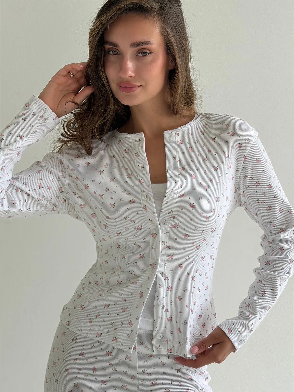 Komplet longsleeve na guziki i spodnie, dzianina prążkowana, białe w drobne różowe kwiatki