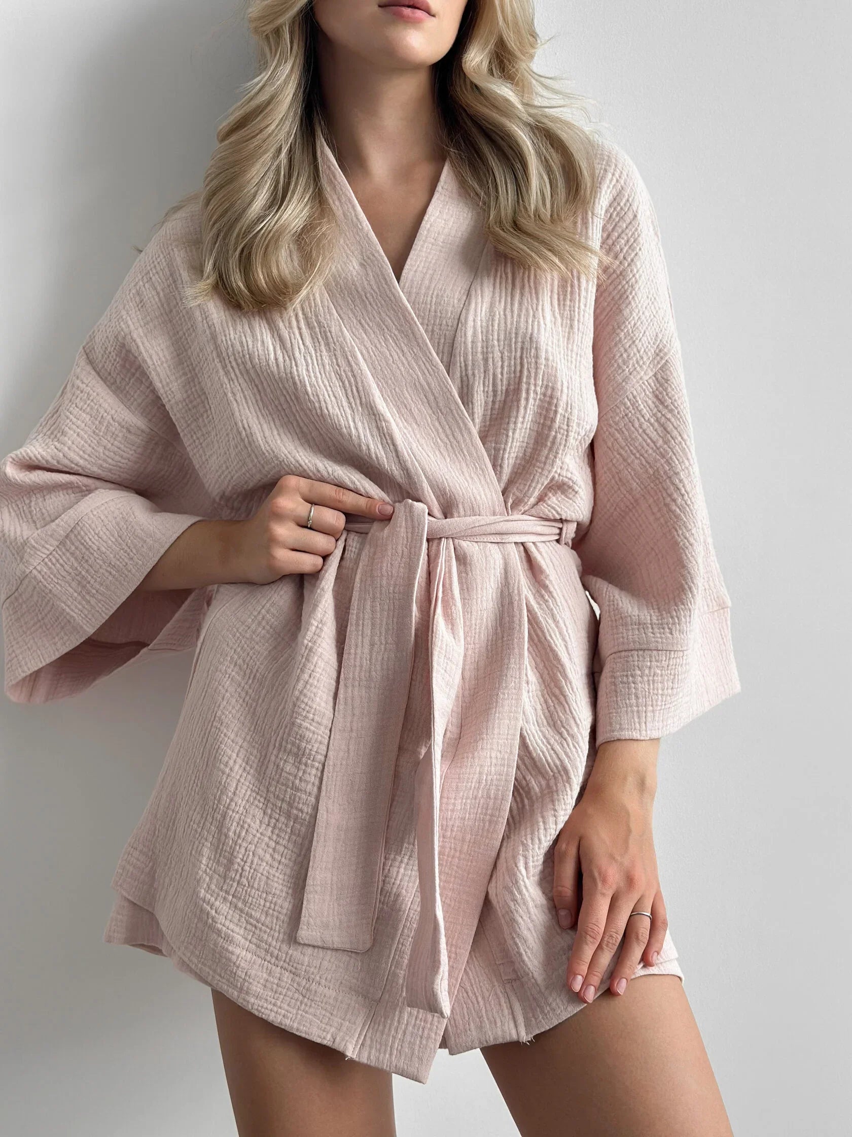 Komplet szlafrok krótki kimono i szorty, z muślinu dwuwarstwowego, pudrowy