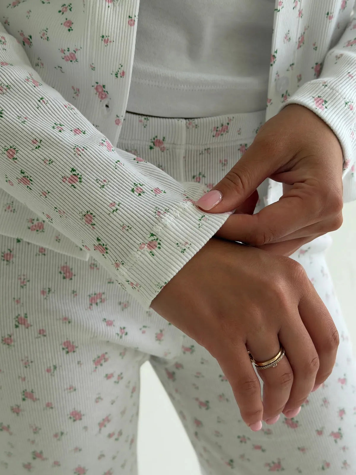 Komplet longsleeve na guziki i spodnie, dzianina prążkowana, białe w drobne różowe kwiatki