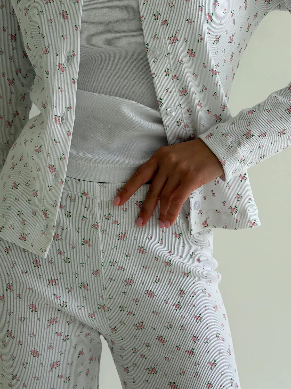 Komplet longsleeve na guziki i spodnie, dzianina prążkowana, białe w drobne różowe kwiatki