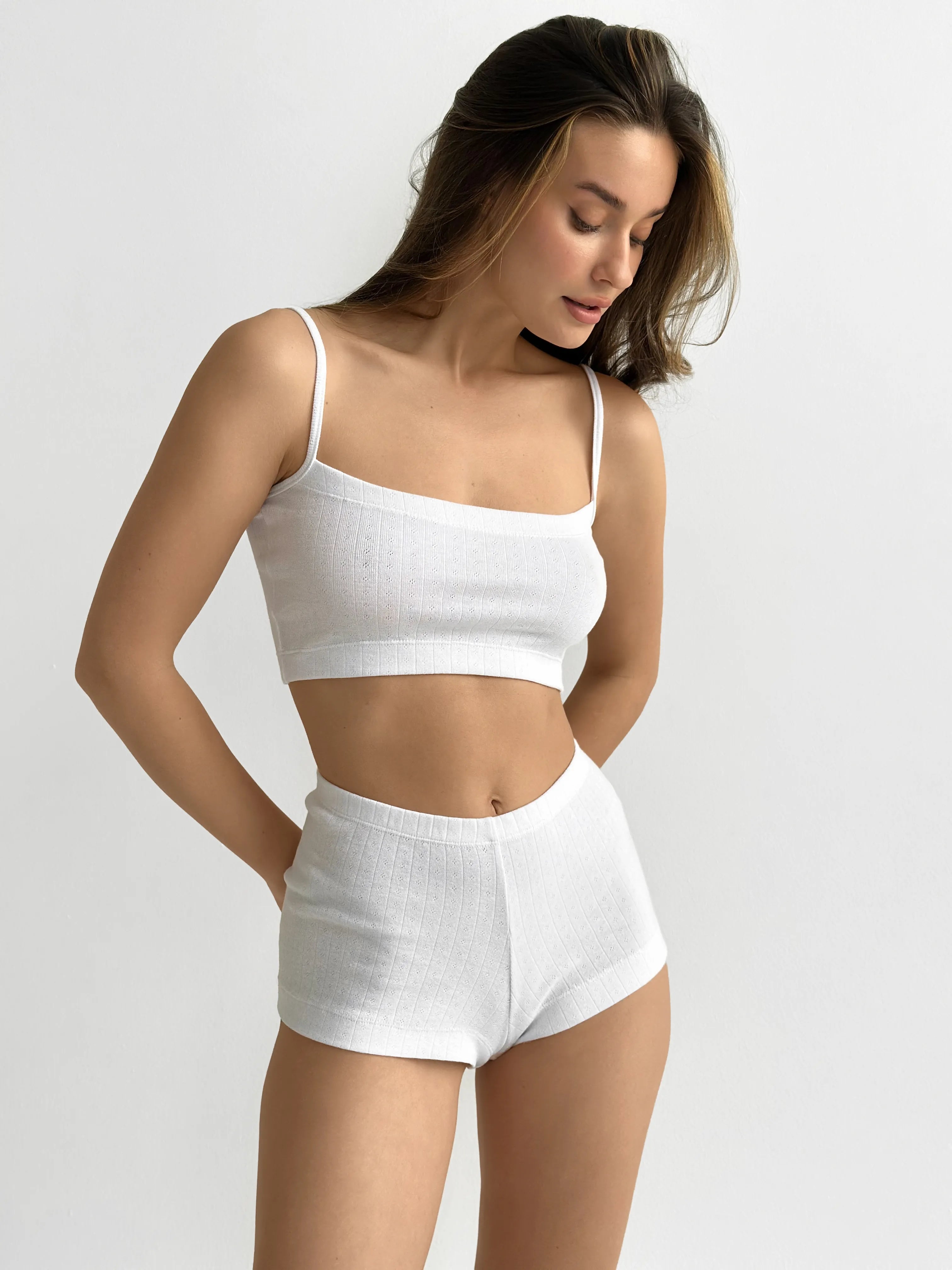 Komplet top mini na ramiączkach i szorty mini, dzianina prążkowana, biały