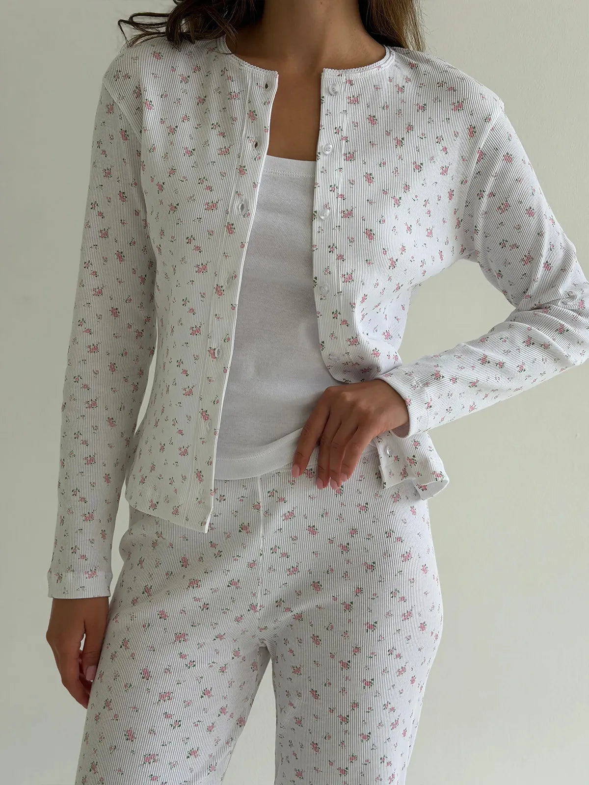 Komplet longsleeve na guziki i spodnie, dzianina prążkowana, białe w drobne różowe kwiatki