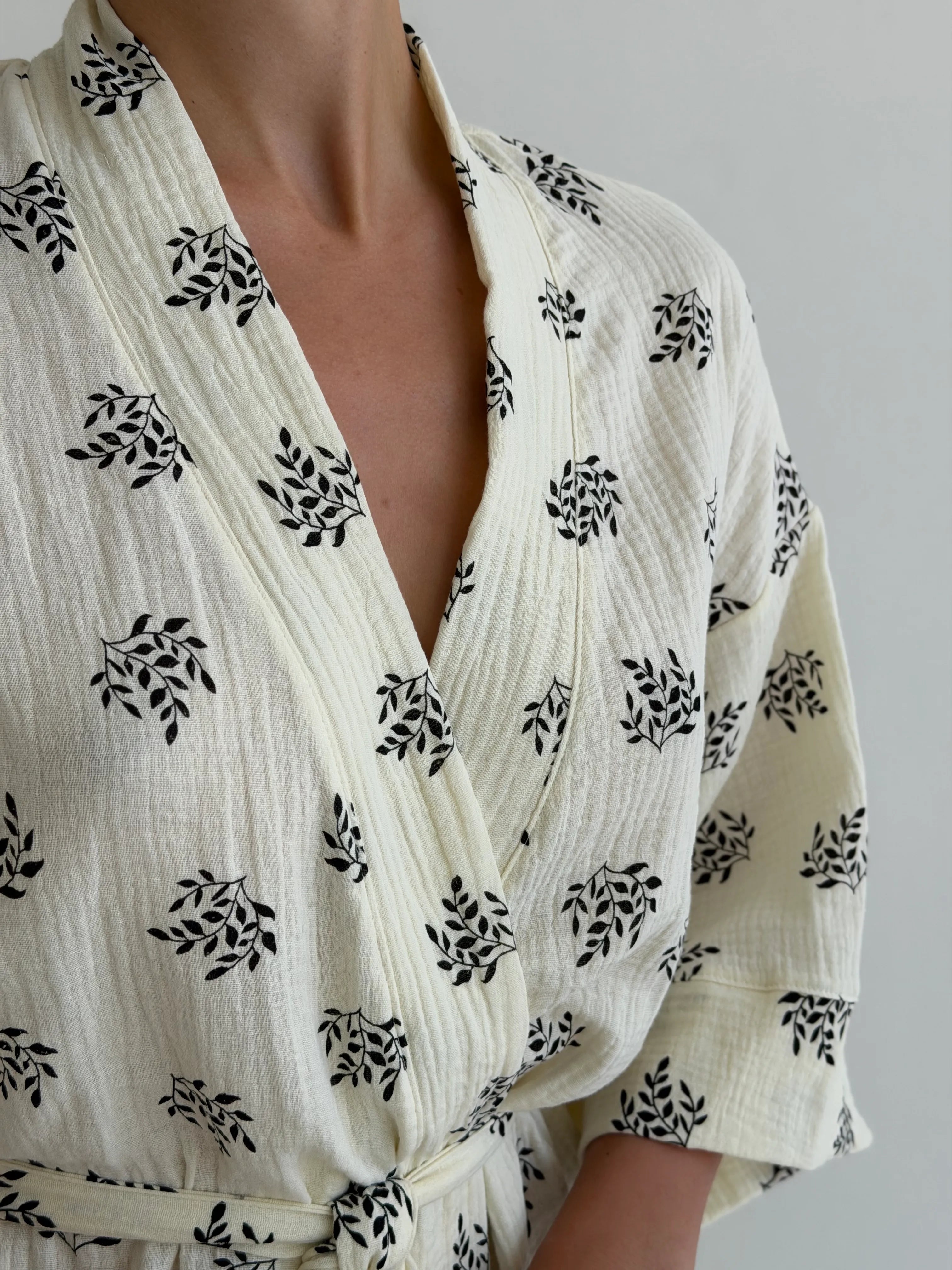 Szlafrok kimono, muślin, mleczny w czarne gałązki