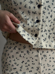 Koszulka longsleeve rozpinana z guzikami, z ribany prążkowanej, kremowa w granatowe kwiatki