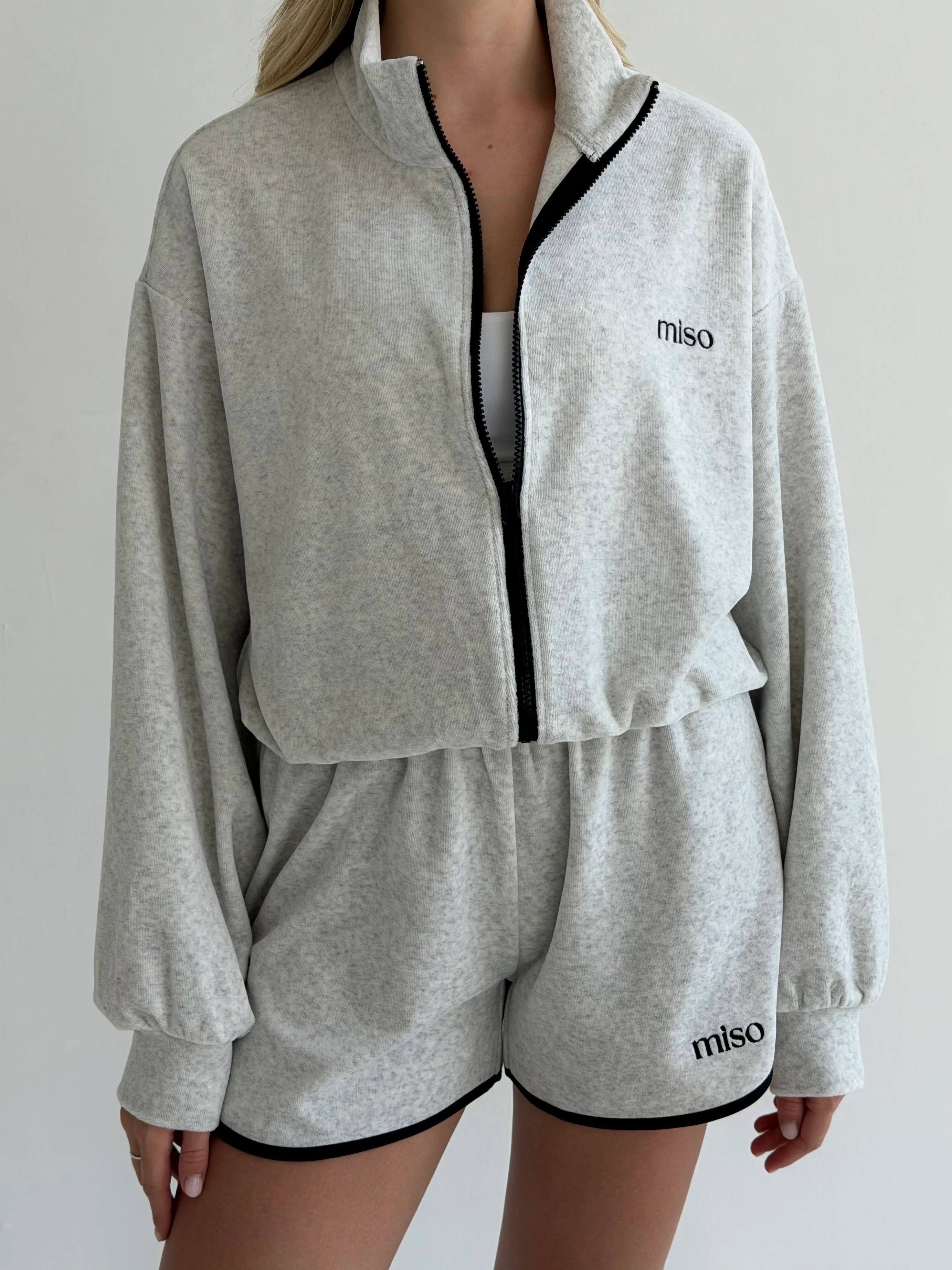 Komplet sportowy welurowy bluza na zamek i szorty z lampasami