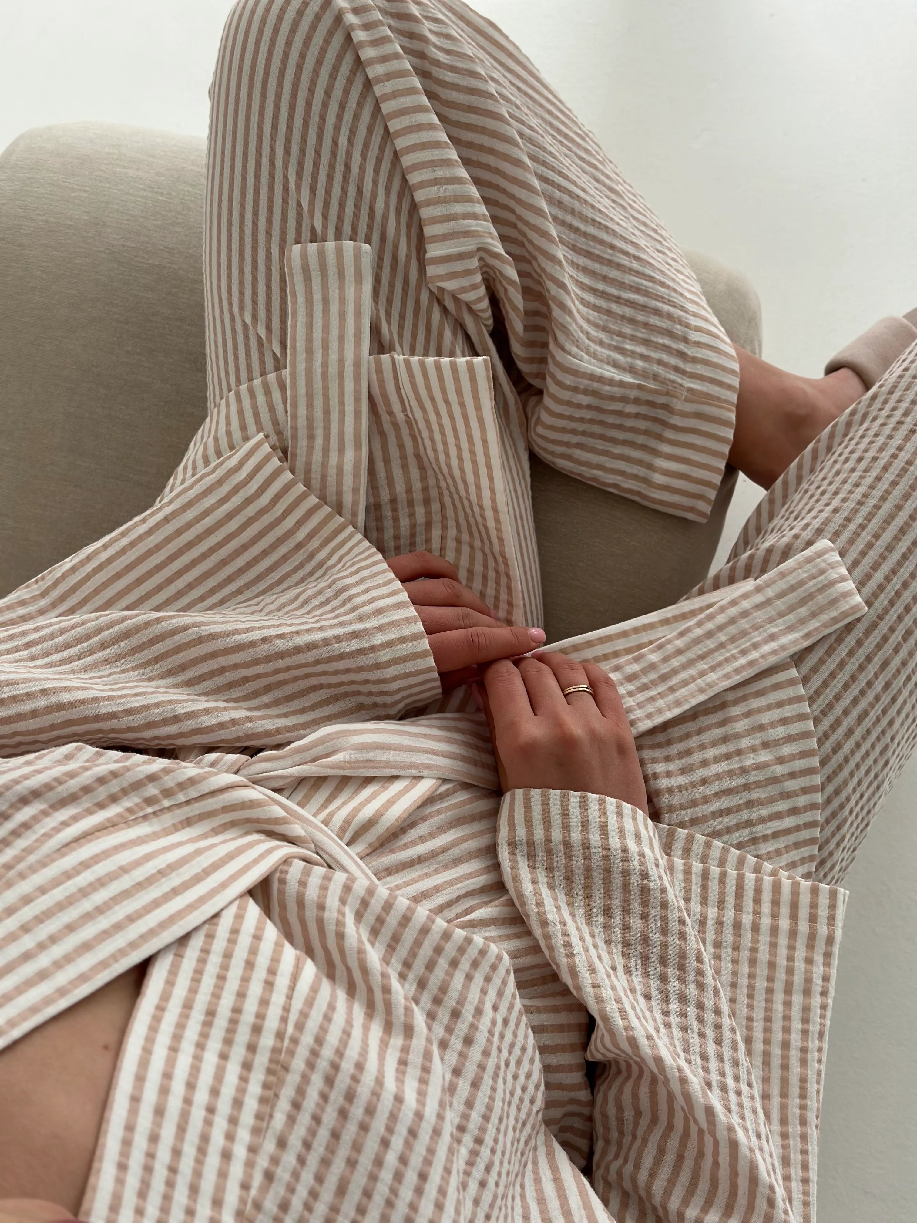 Komplet szlafrok krótki kimono i spodnie, z muślinu dwuwarstwowego, w beżowe paski