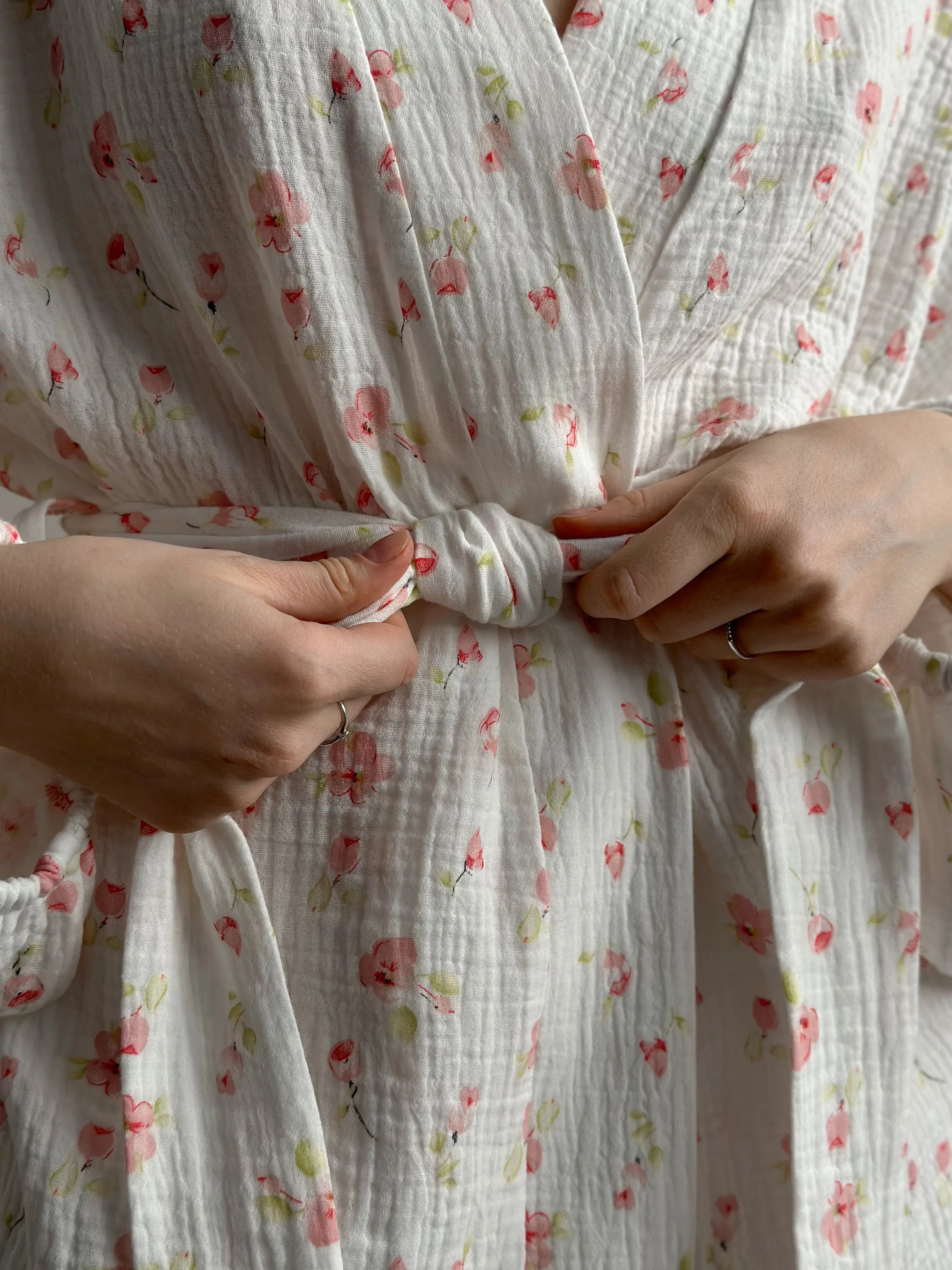 Komplet kimono i szorty muślinowe w kwiaty akwarelowe na białym