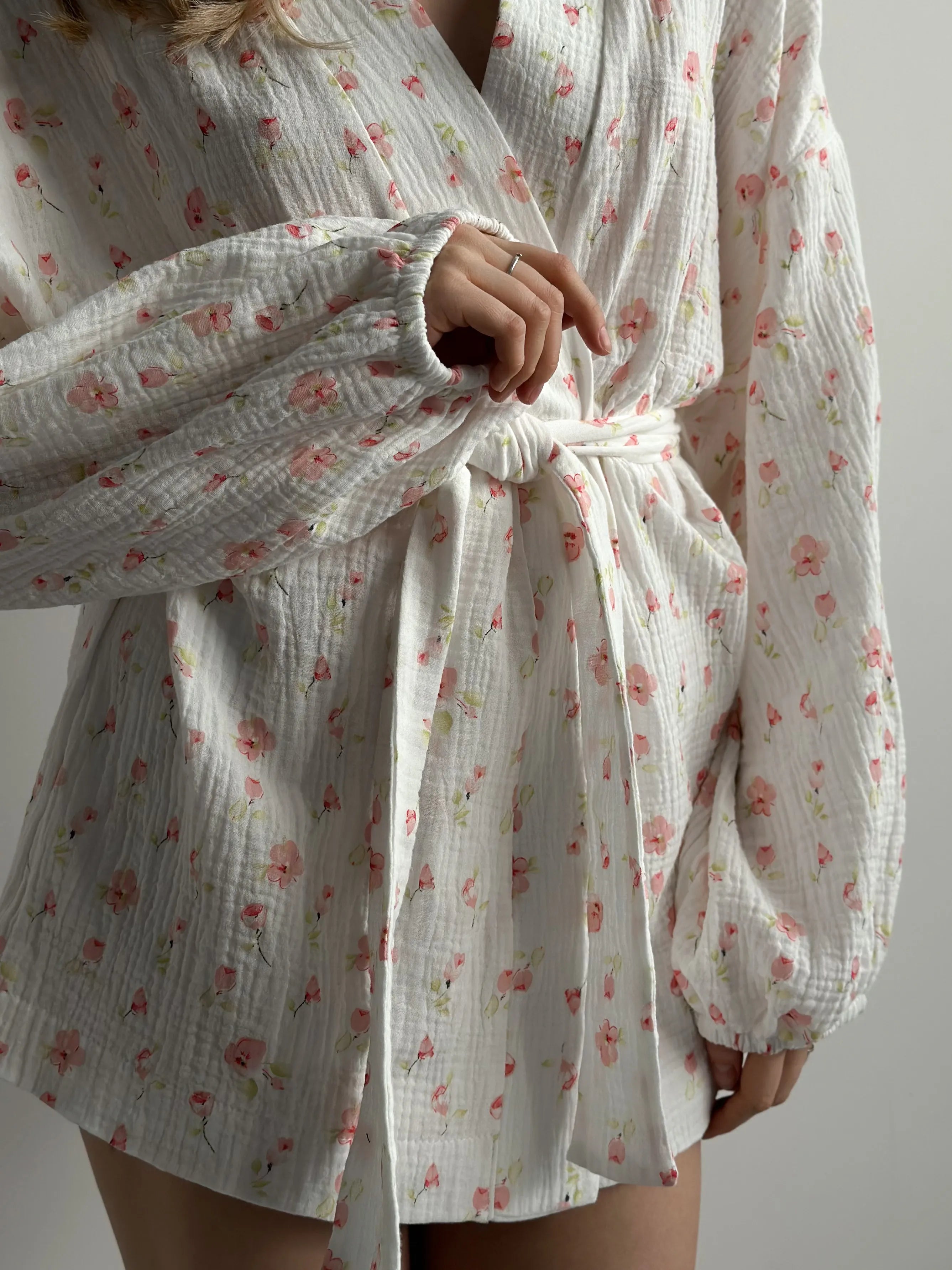 Komplet kimono i szorty muślinowe w kwiaty akwarelowe na białym