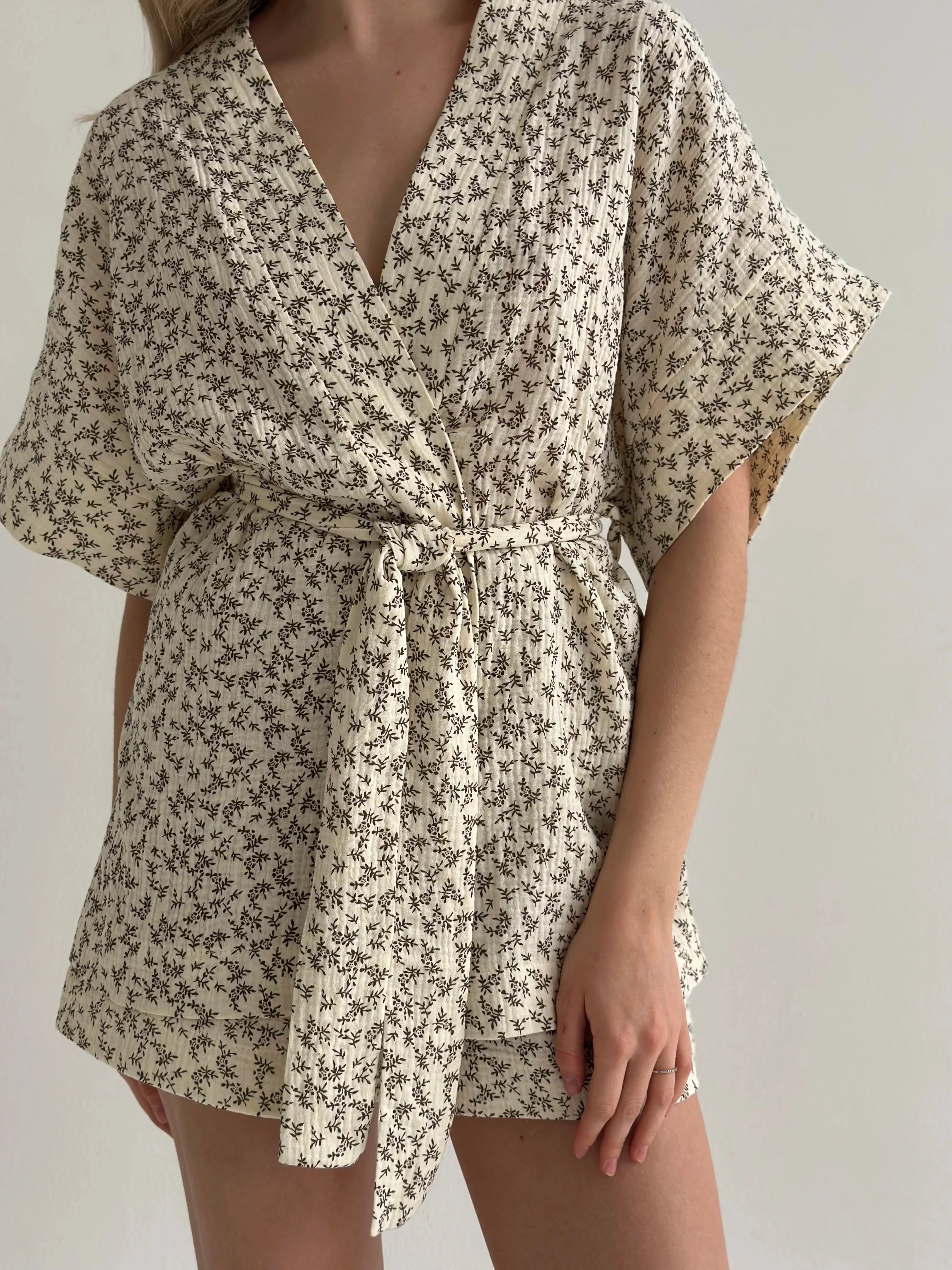 Komplet kimono i szorty, muślin dwuwarstwowy, kremowy w ciemnobrązowe gałązki