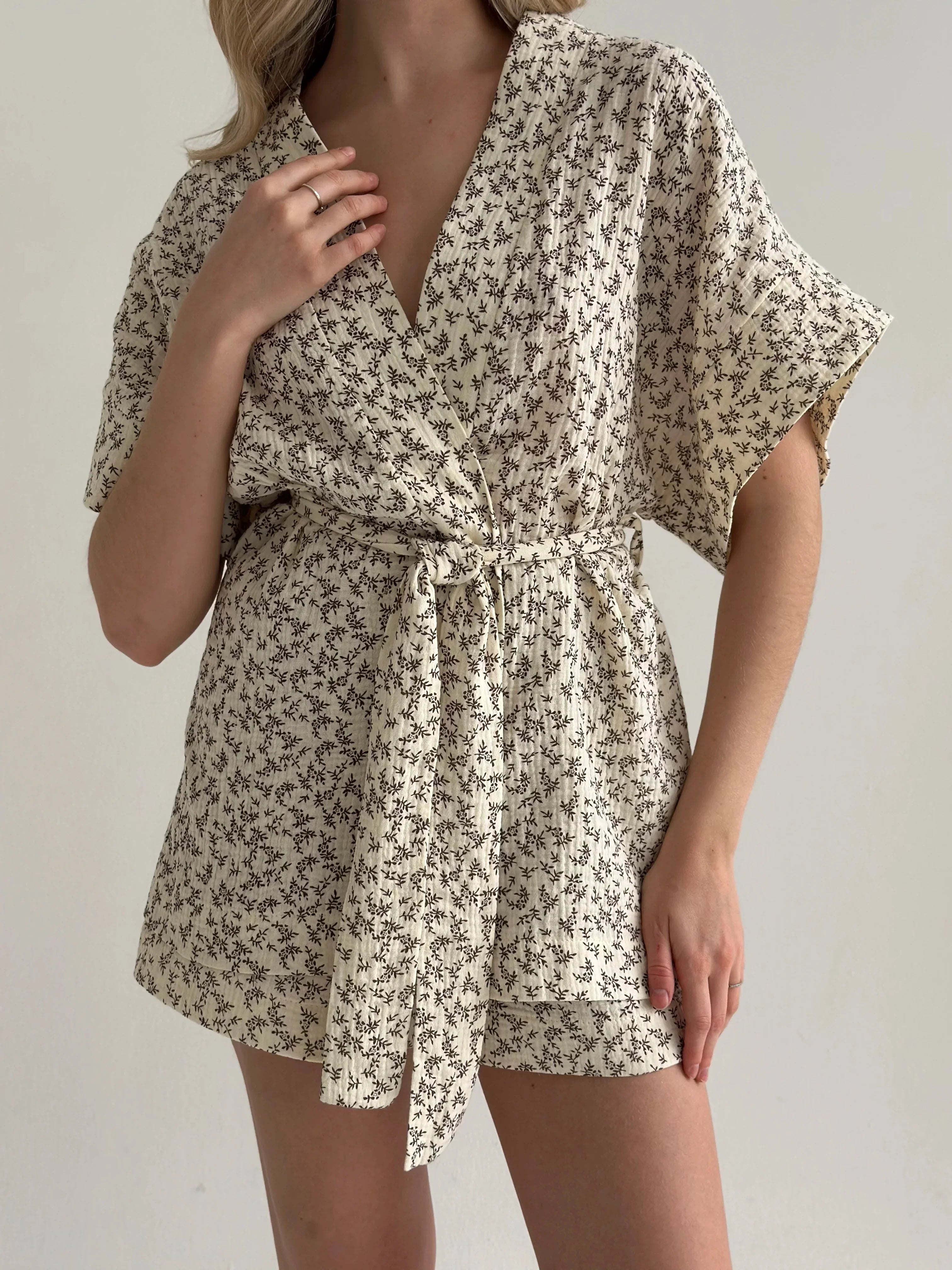 Komplet kimono i szorty, muślin dwuwarstwowy, kremowy w ciemnobrązowe gałązki