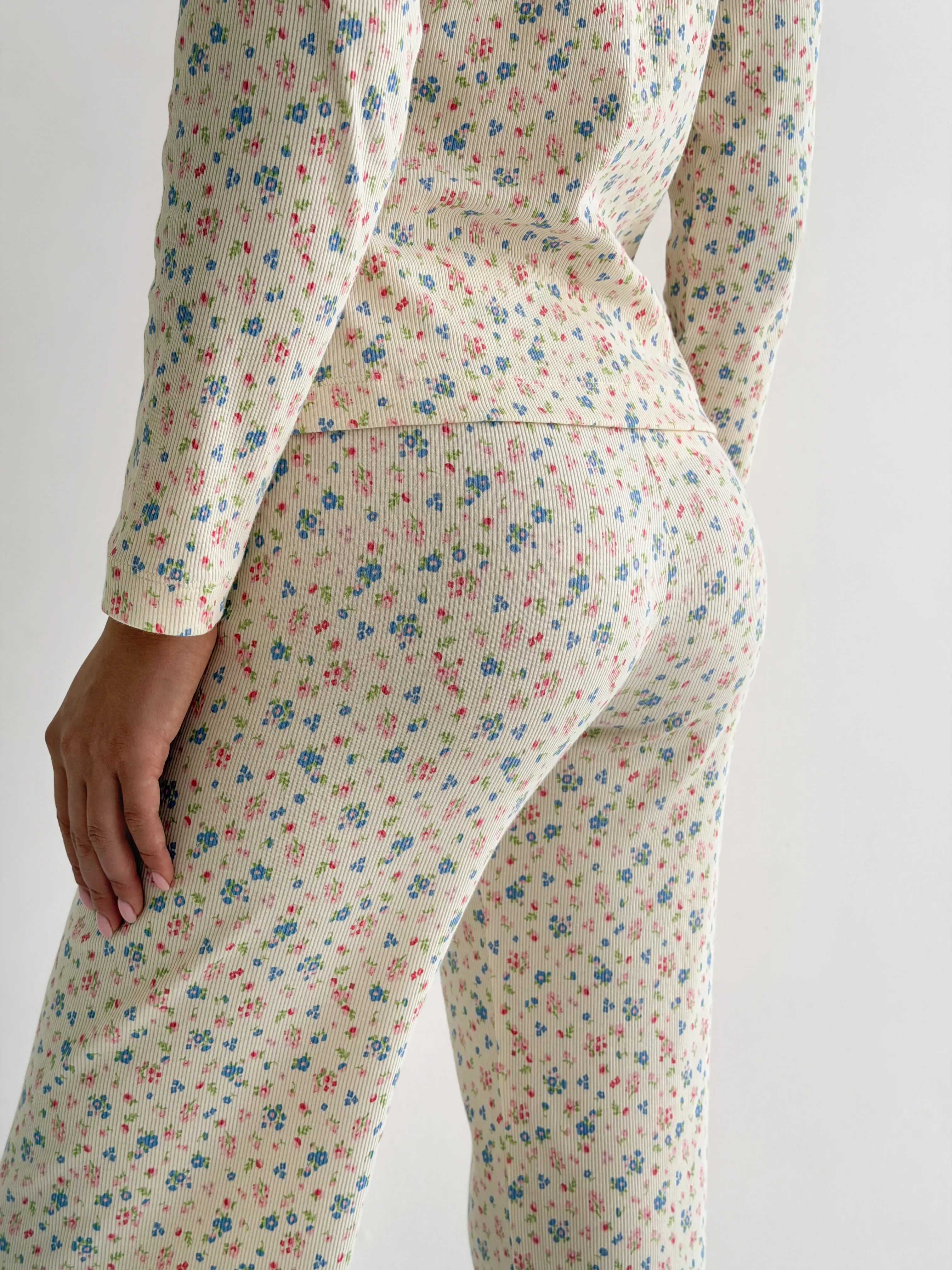Komplet, longsleeve z guzikami i spodnie, prążek, kolorowy wzór na mlecznym