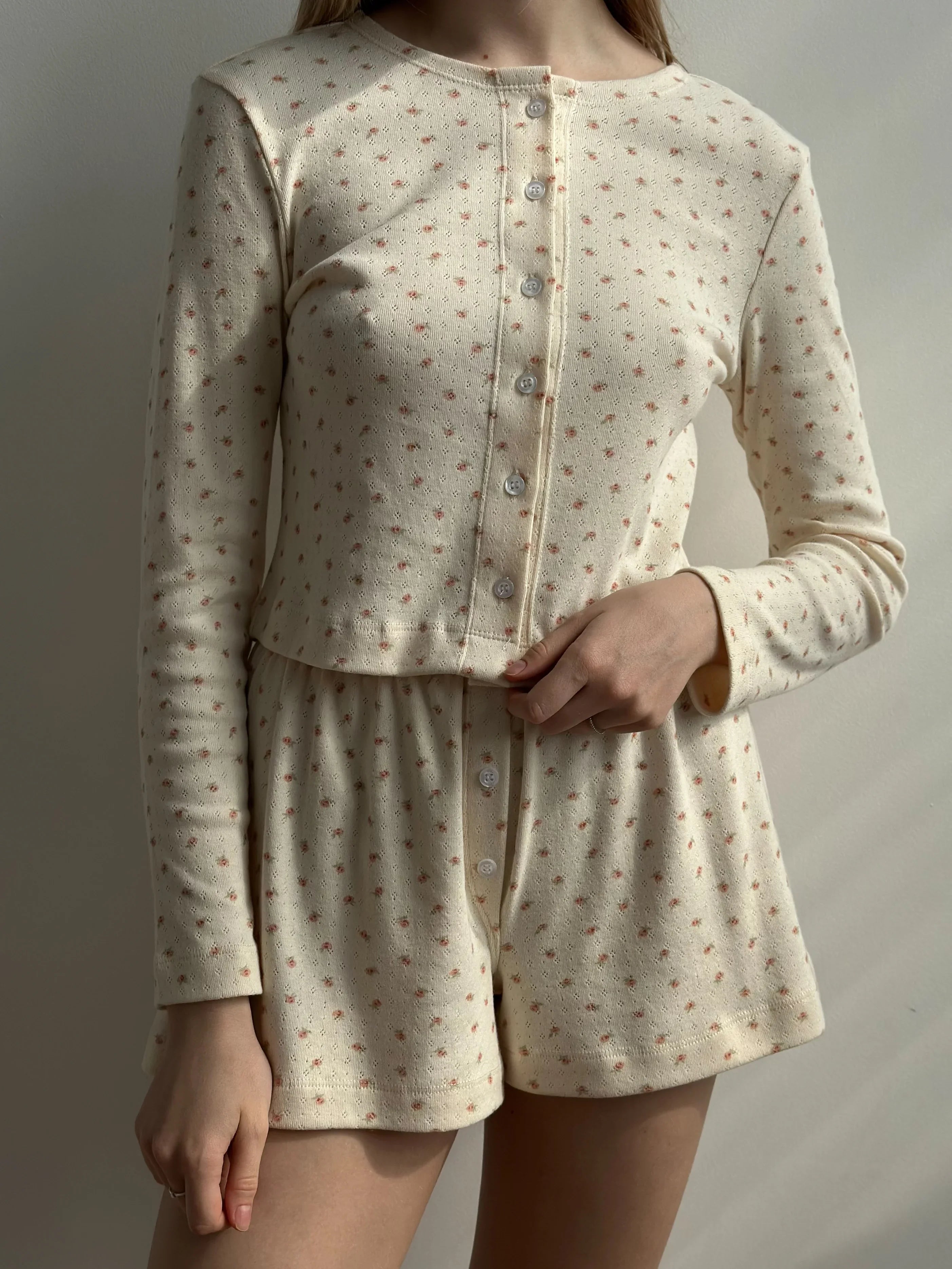 Koszulka longsleeve rozpinana z guzikami, dzianina prążkowana, mleczna w róże w róże