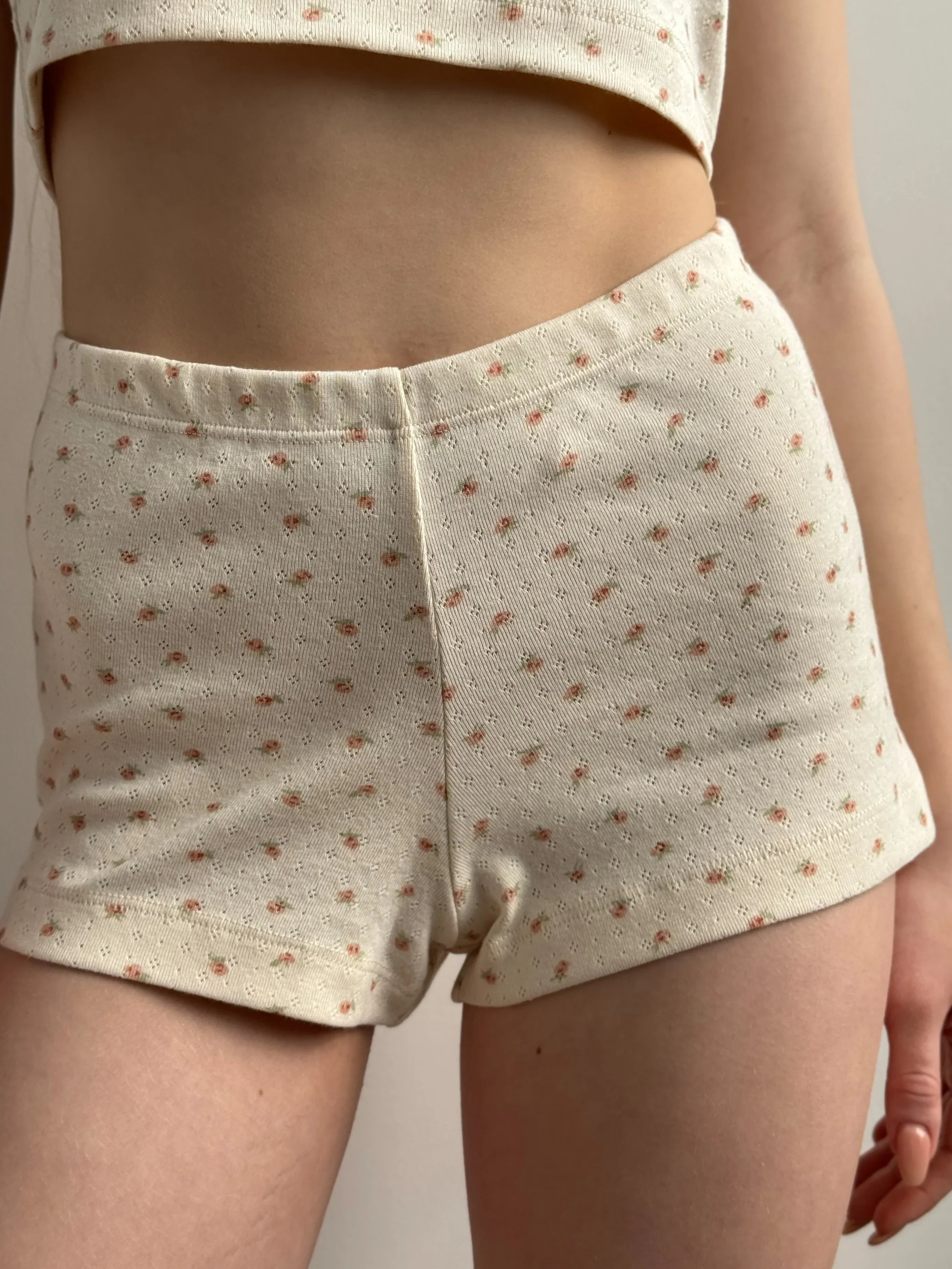 Szorty mini dzianina prążkowana, mleczne w róże