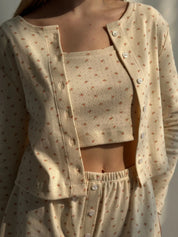 Koszulka longsleeve rozpinana z guzikami, dzianina prążkowana, mleczna w róże w róże