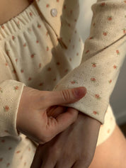 Koszulka longsleeve rozpinana z guzikami, dzianina prążkowana, mleczna w róże w róże