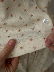 Koszulka longsleeve rozpinana z guzikami, dzianina prążkowana, mleczna w róże w róże