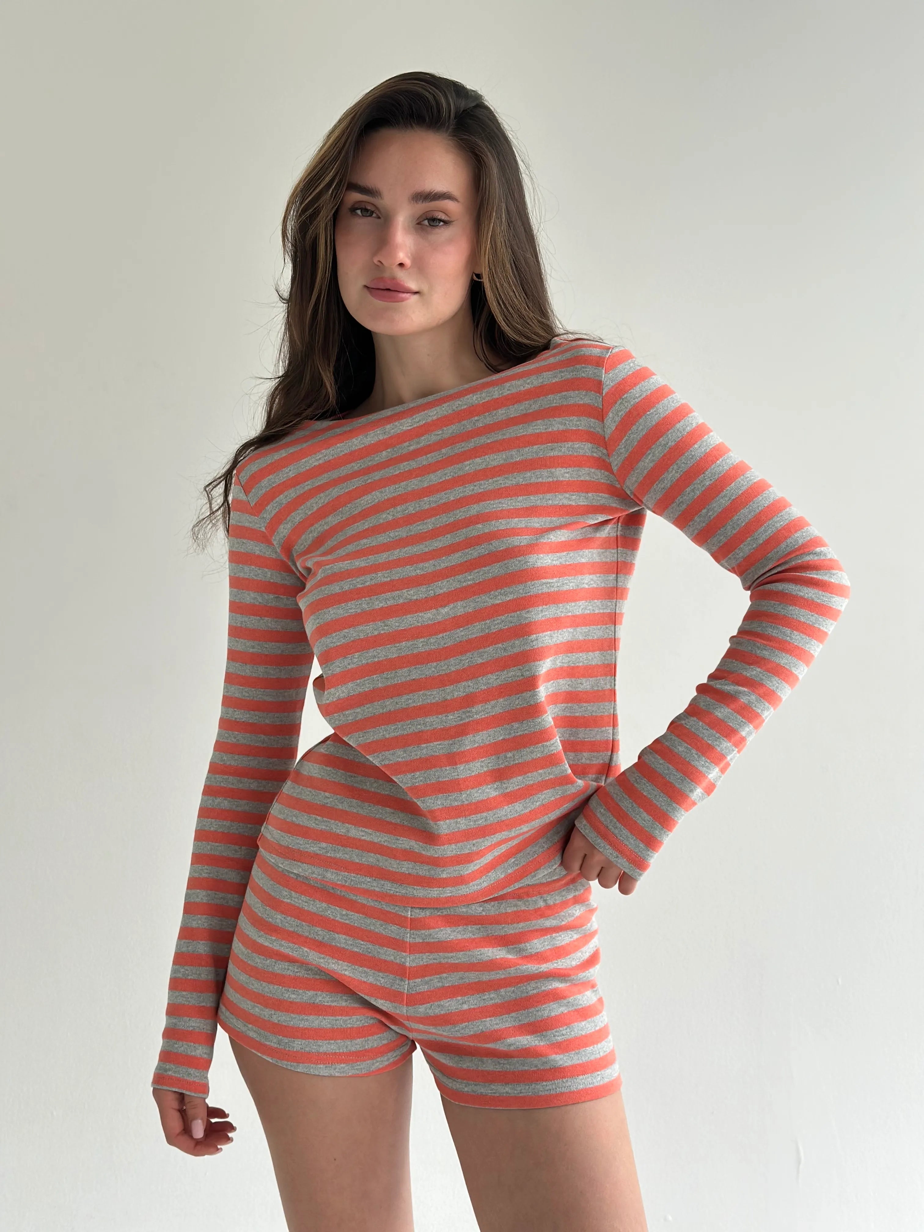 Komplet longsleeve i szorty mini, z dzianiny, w szaro‑pomarańczowe paski