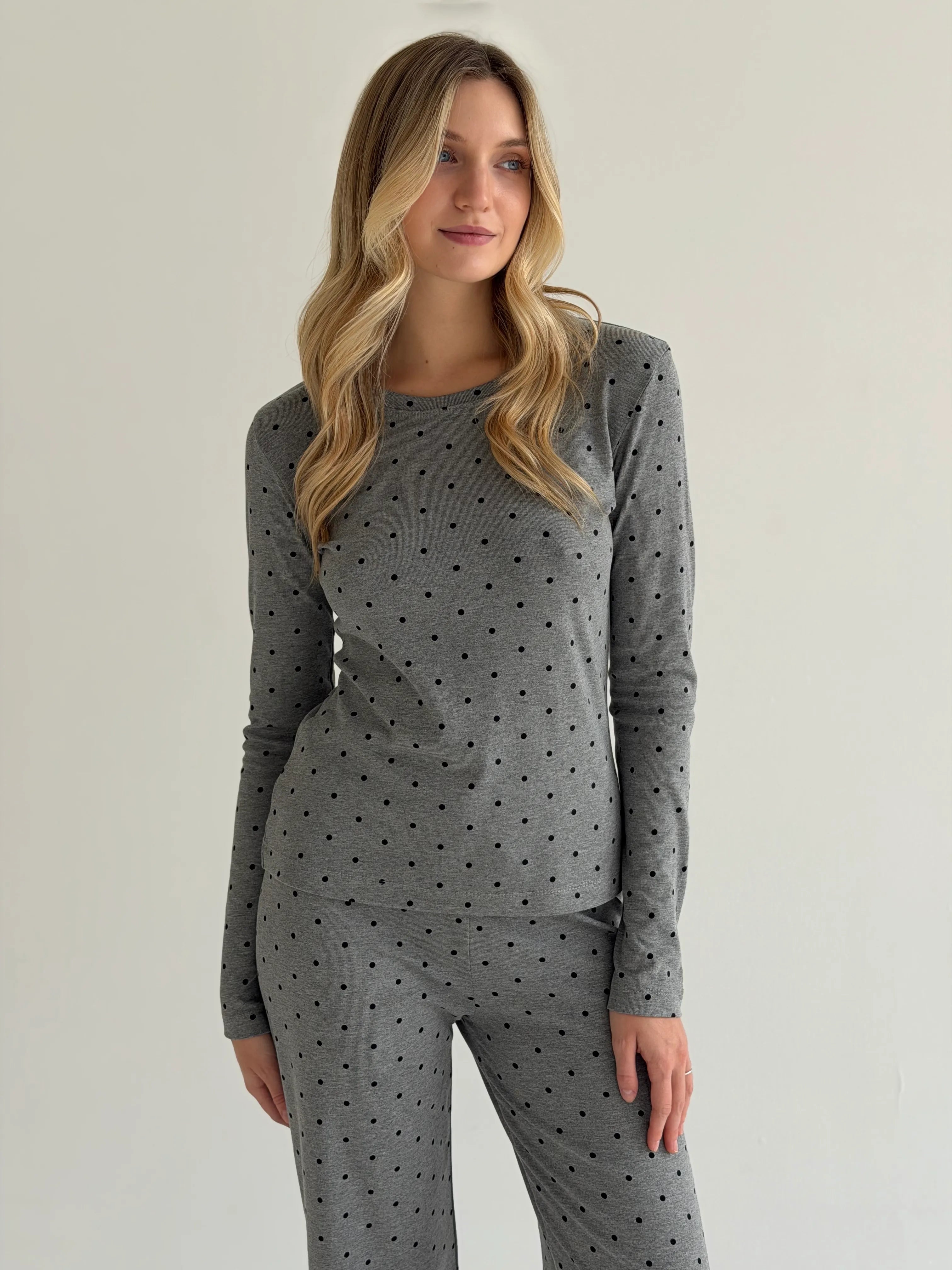 Komplet dzianinowy longsleeve i spodnie, czarne groszki na szarym