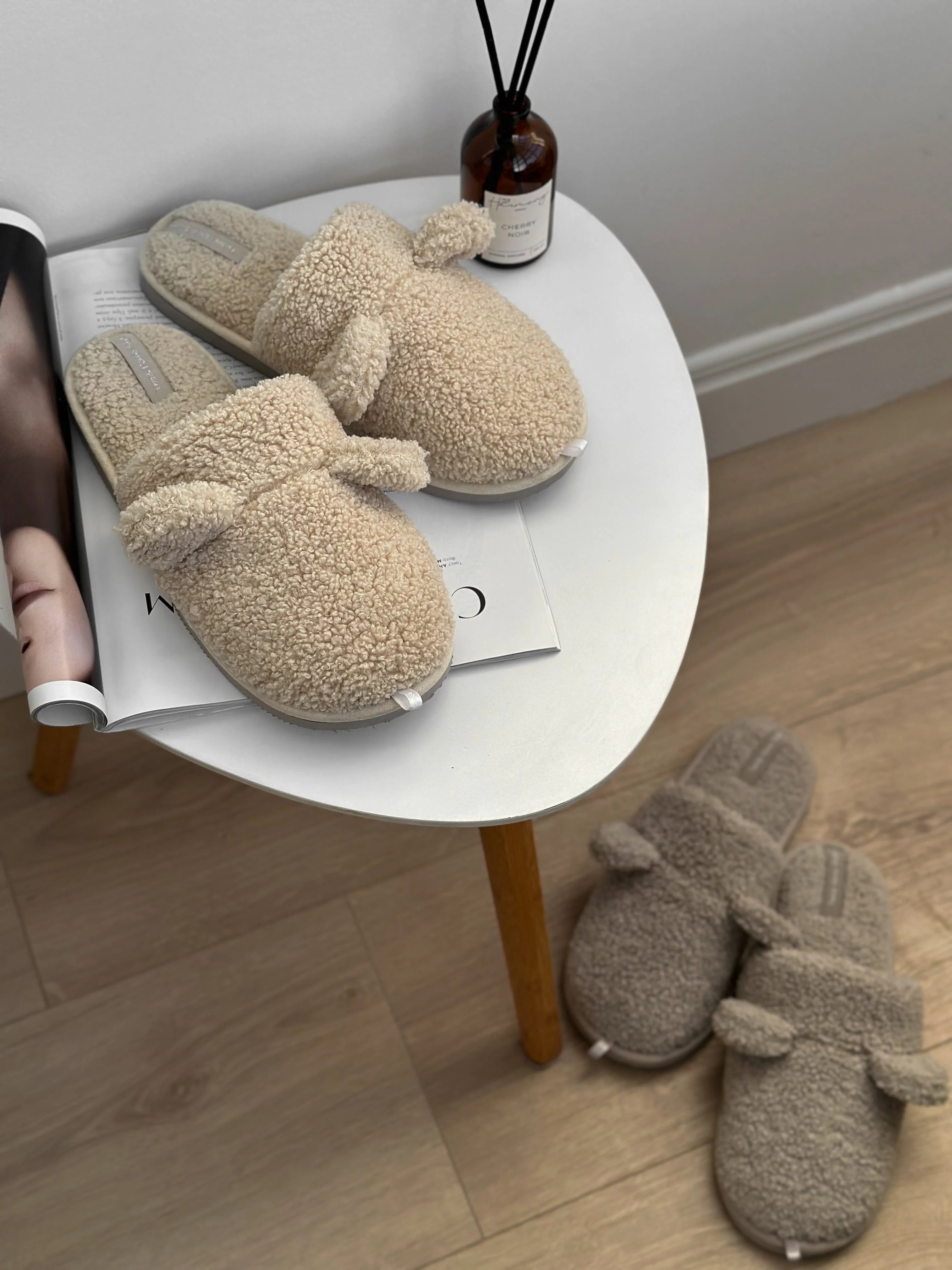 Kapcie damskie HS futrzane TEDDI, mleczne