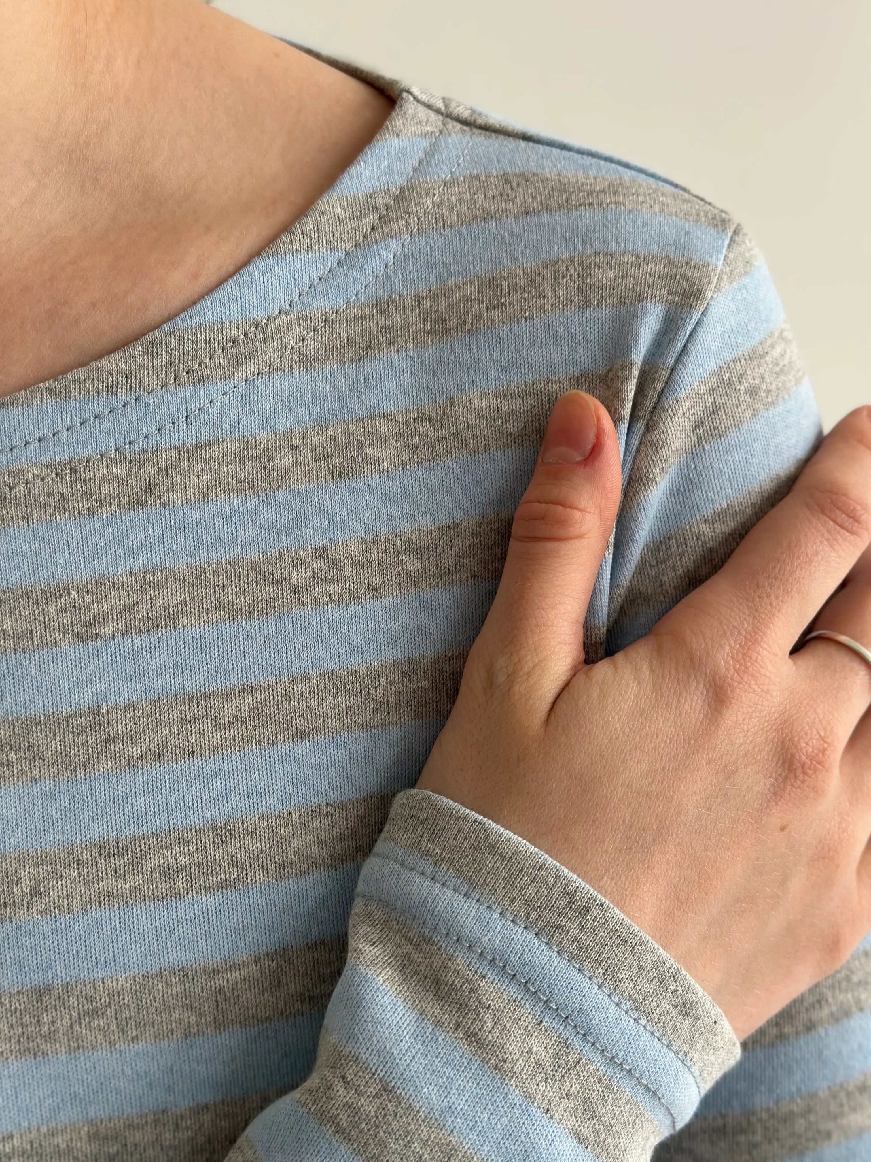 Komplet longsleeve i szorty mini, z dzianiny, w szaro‑niebieskie paski