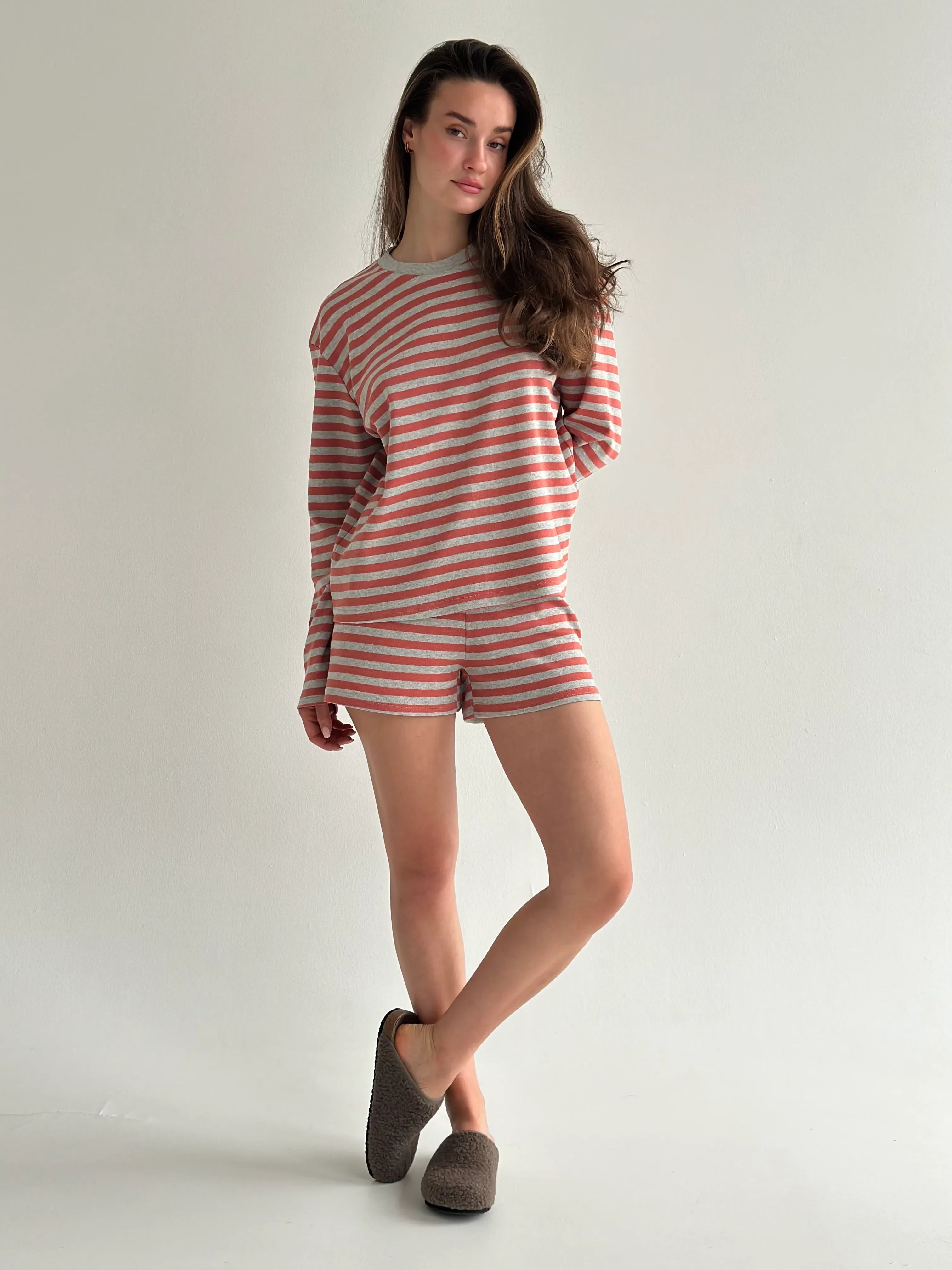Komplet oversize longsleeve i szorty, dzianina w paski, szary/terakotowy
