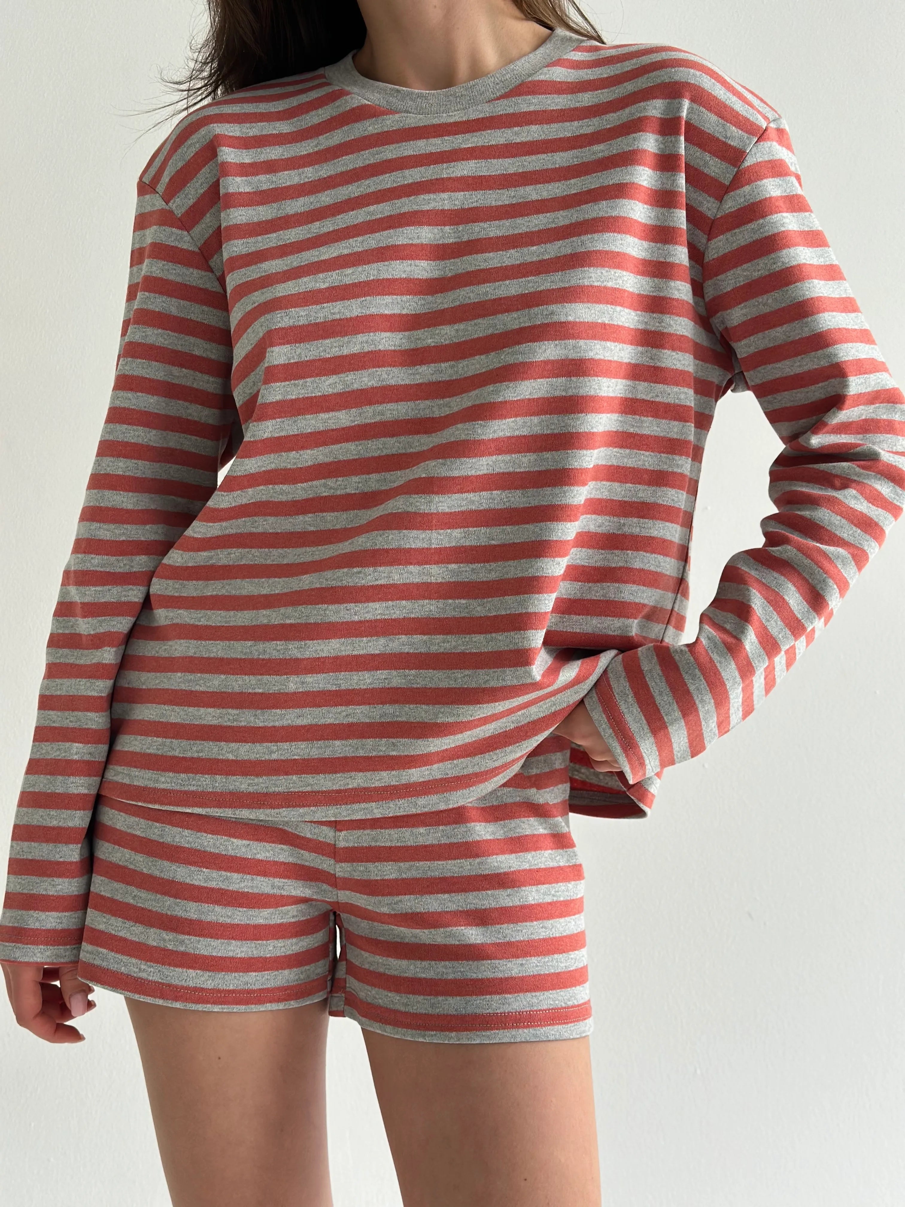 Komplet oversize longsleeve i szorty, dzianina w paski, szary/terakotowy