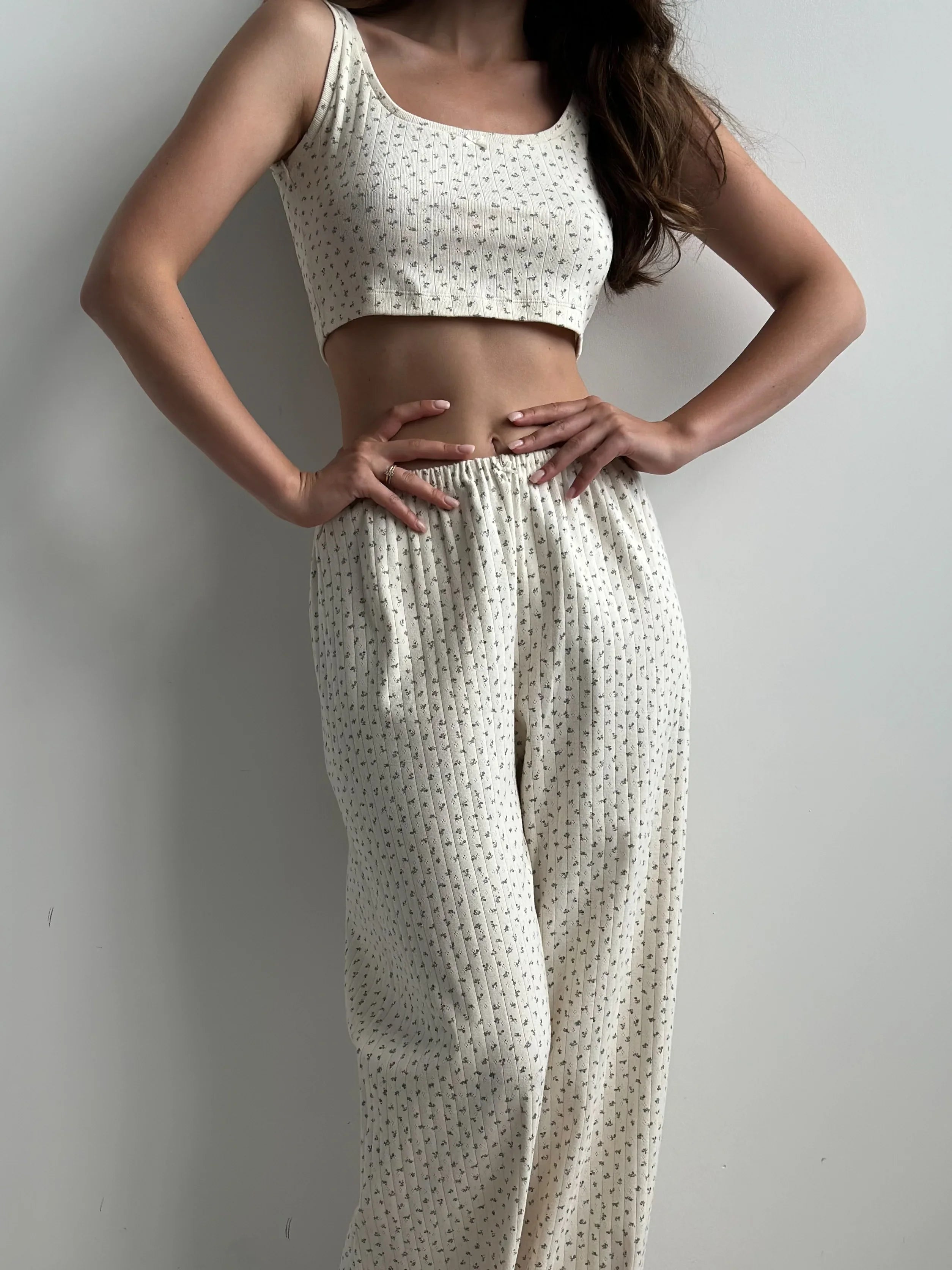 Spodnie szerokie, dzianina prążkowana, kremowe w niebieskie kwiatki