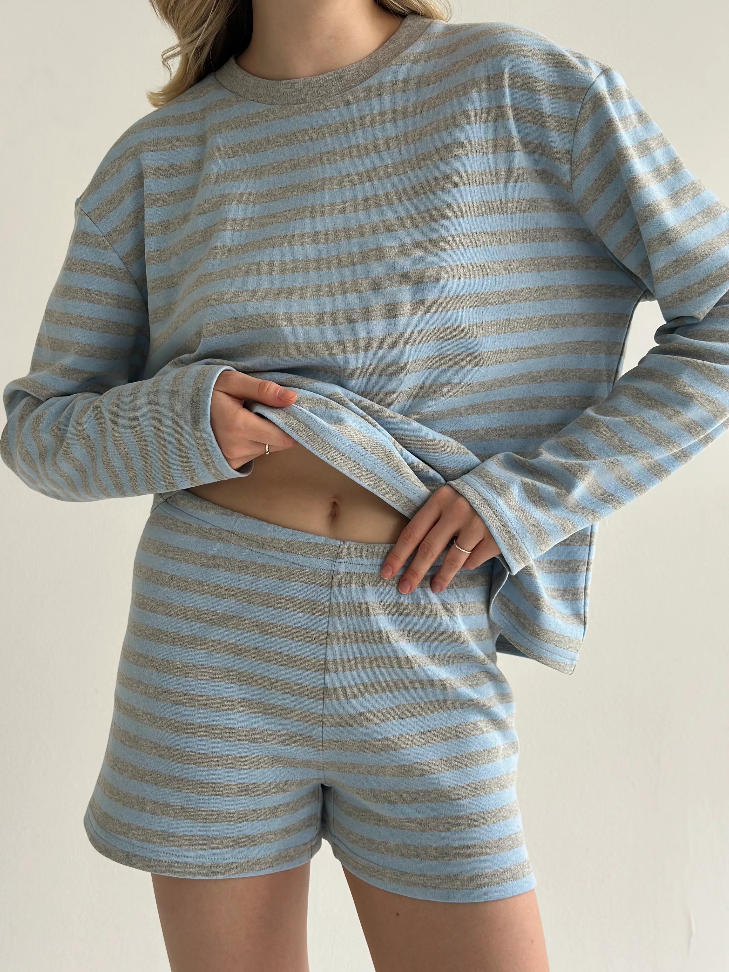 Komplet oversize longsleeve i szorty, dzianina w paski, szary/terakotowy