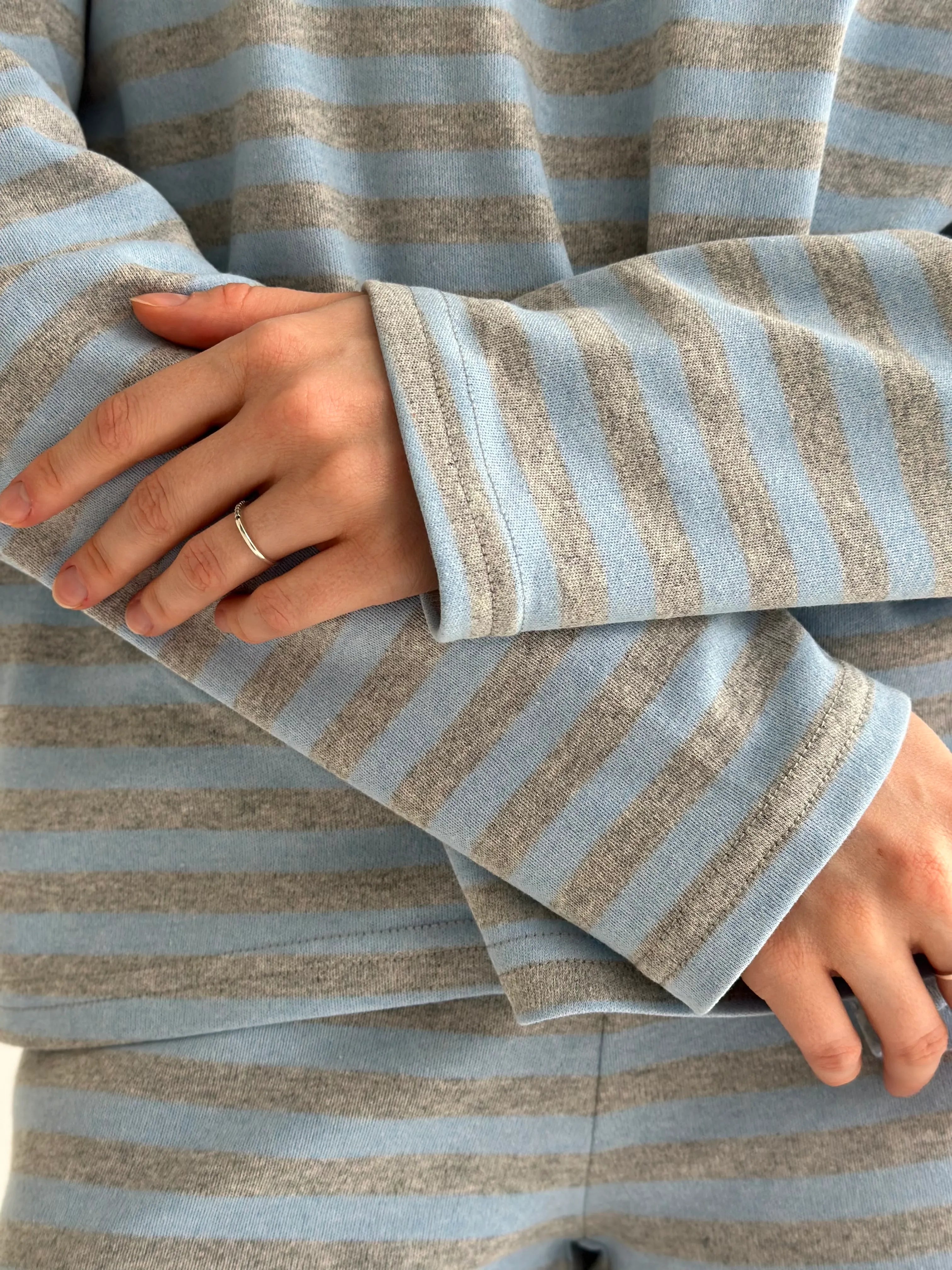 Komplet oversize longsleeve i szorty, dzianina w paski, szary/terakotowy