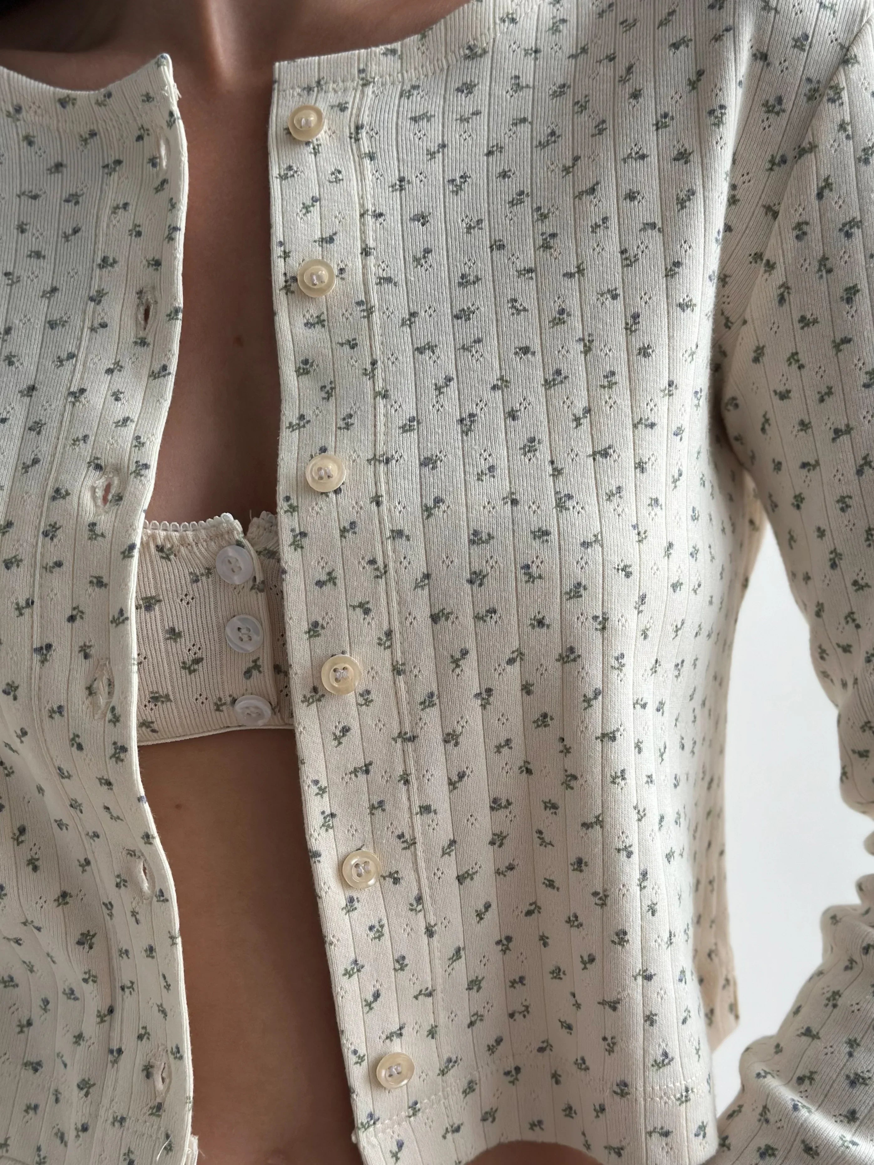 Koszulka longsleeve rozpinana z guzikami, dzianina prążkowana, kremowa w niebieskie kwiatki