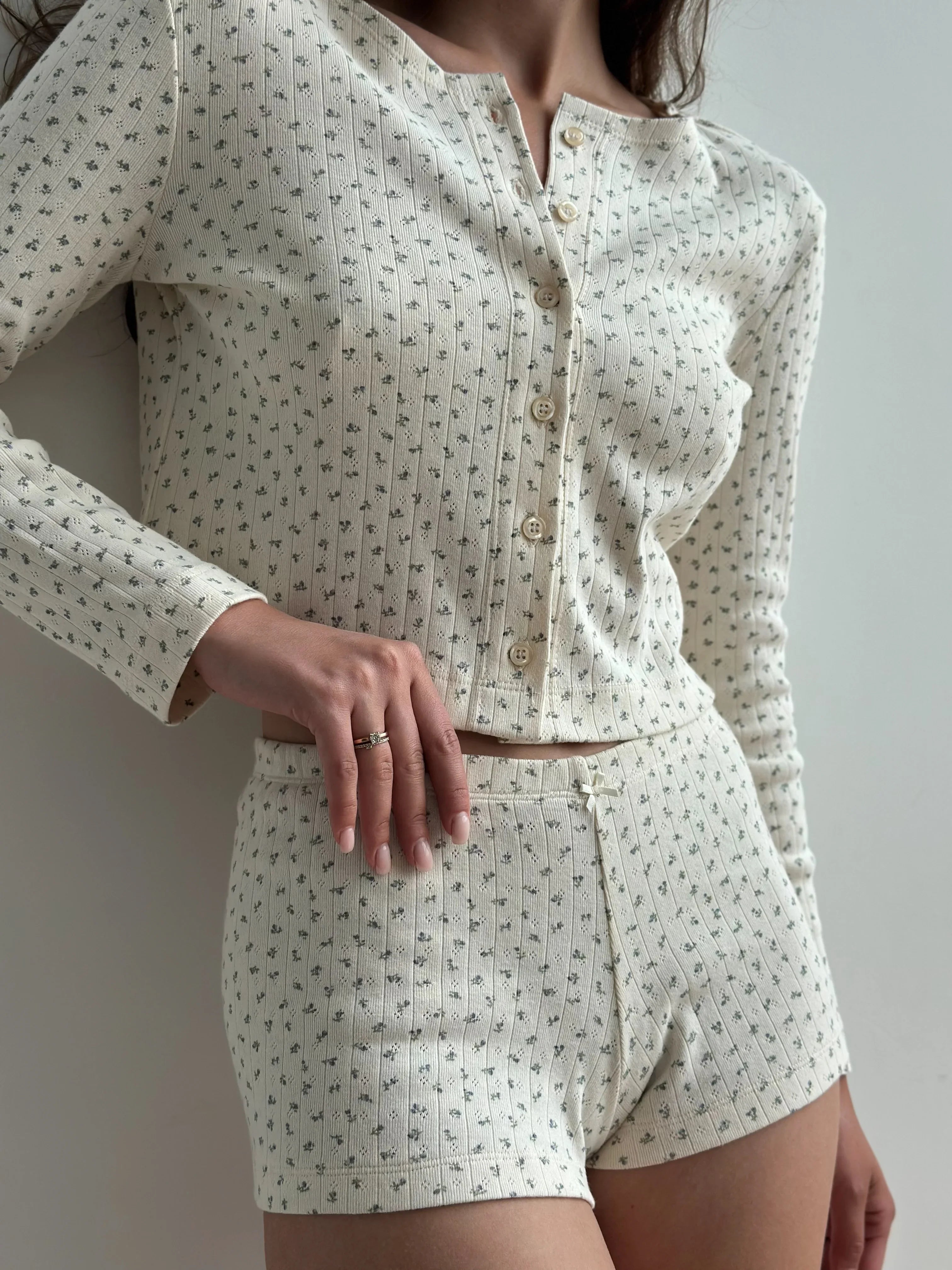 Koszulka longsleeve rozpinana z guzikami, dzianina prążkowana, kremowa w niebieskie kwiatki