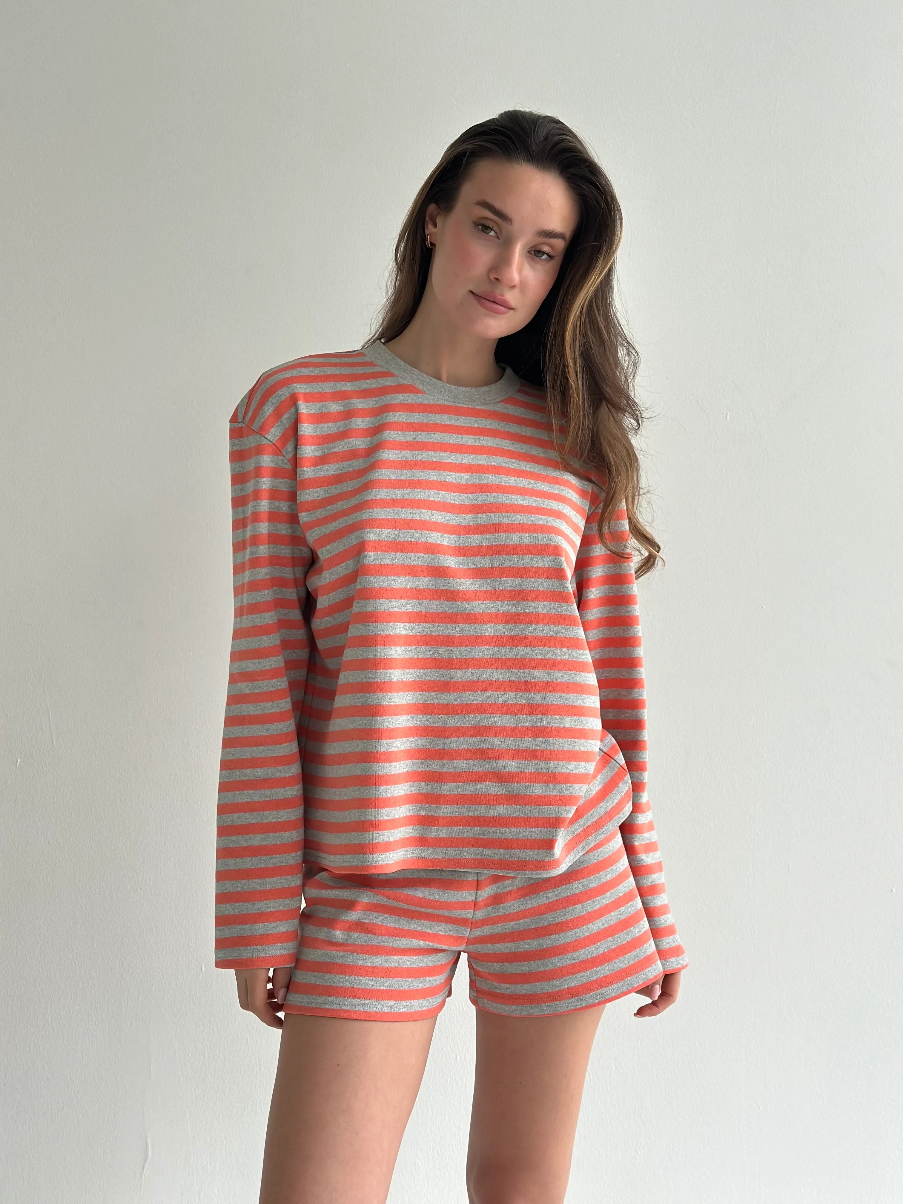 Komplet oversize longsleeve i szorty, dzianina w paski, szary/terakotowy