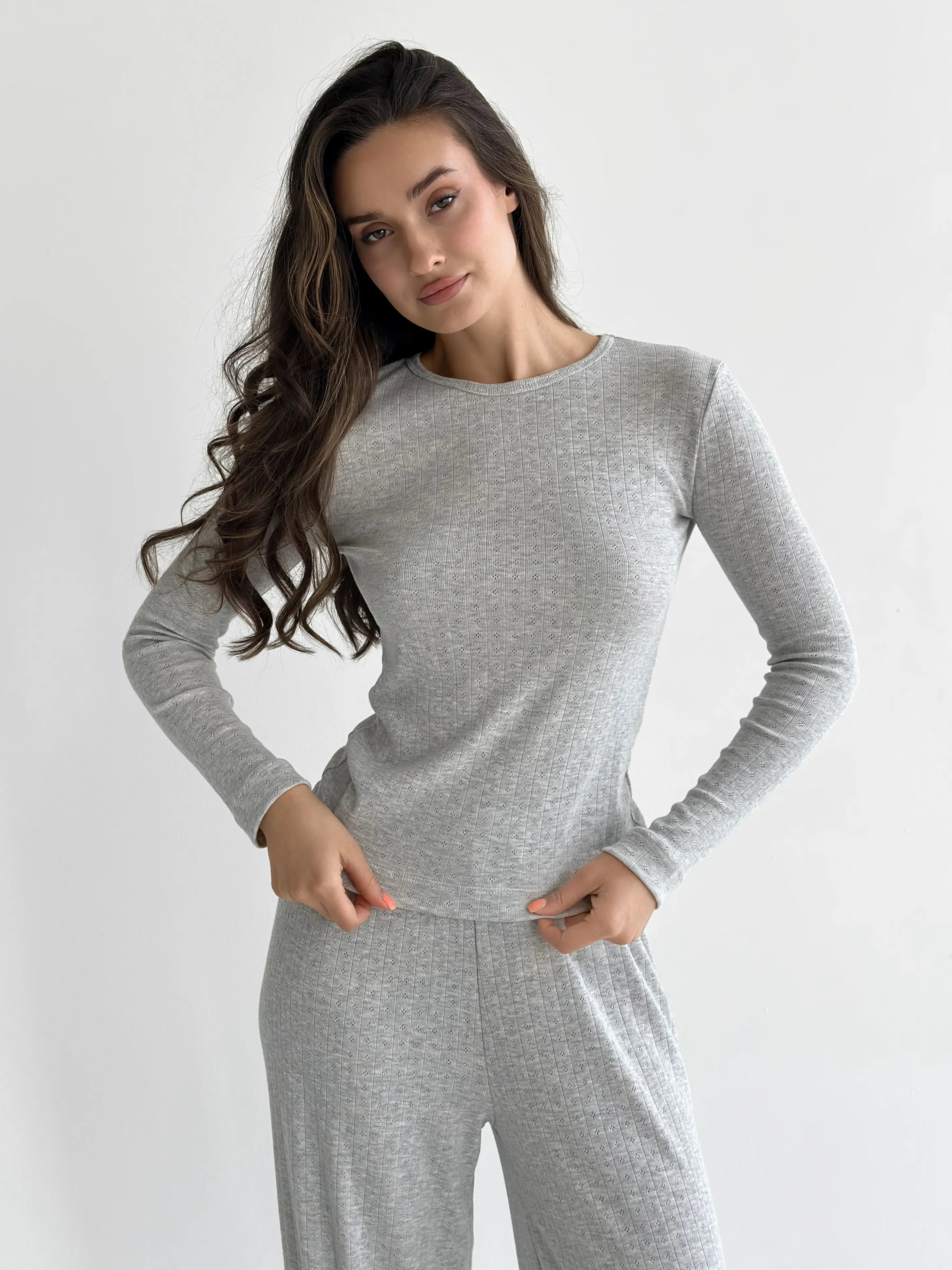 Komplet, dzianina prążkowana, szerokie spodnie i longsleeve, jasnoszary