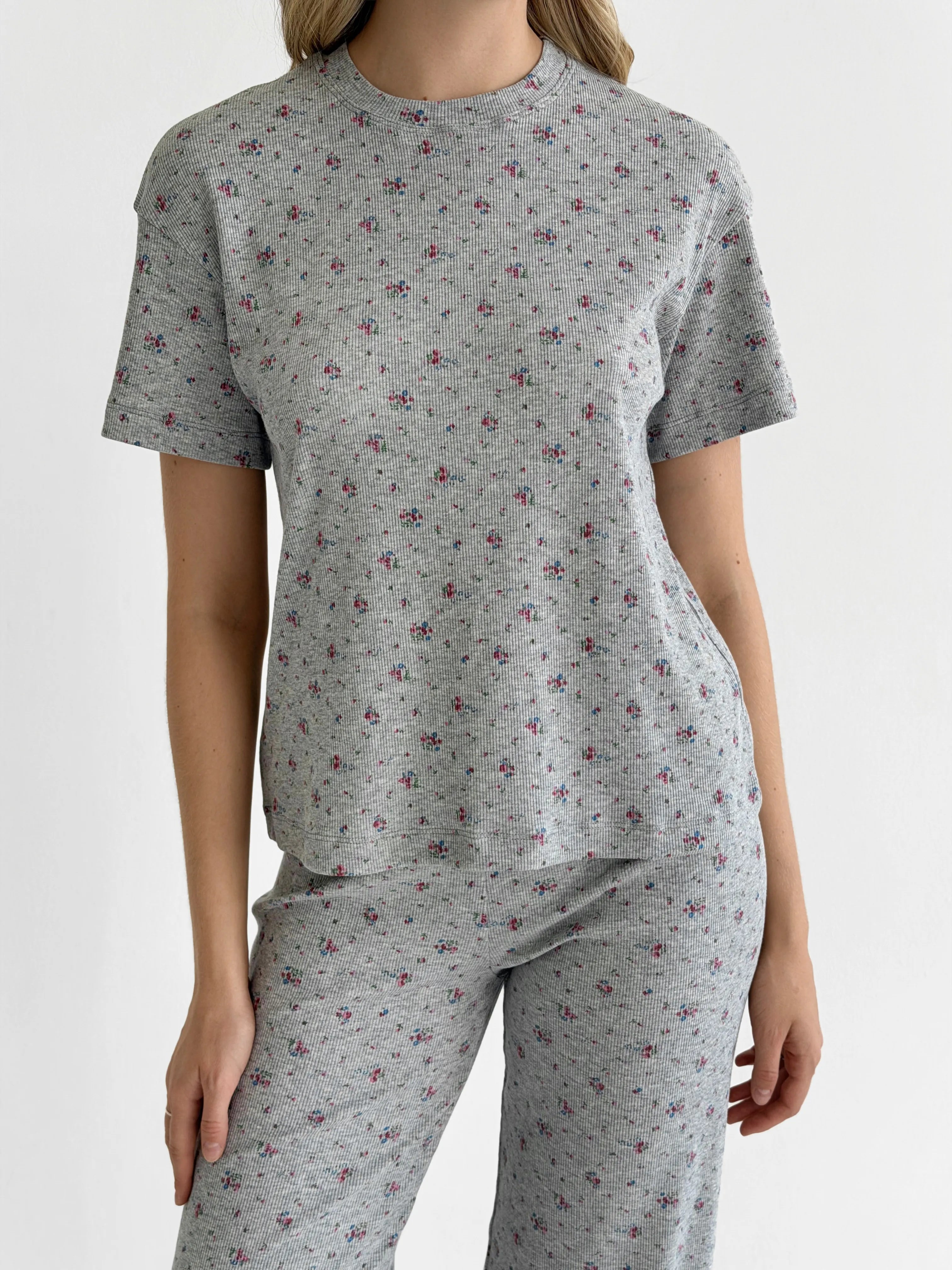 Komplet z dzianiny prążkowanej T-shirt i spodnie, kolorowe na szarym