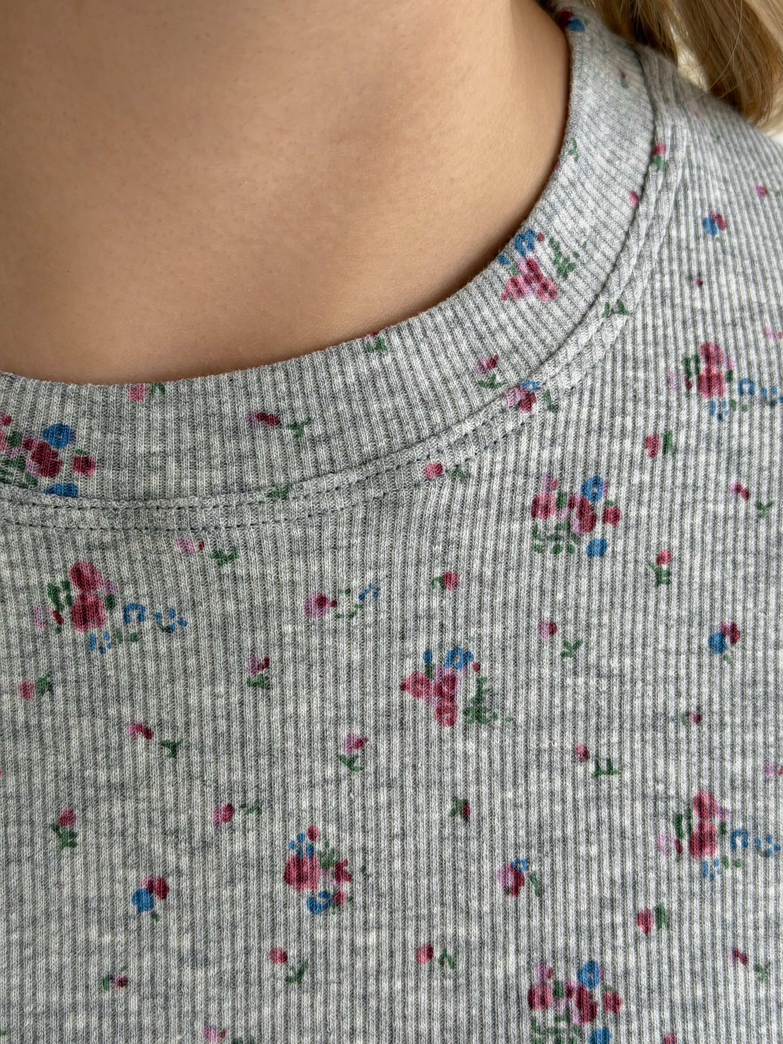 Komplet z dzianiny prążkowanej T-shirt i spodnie, kolorowe na szarym