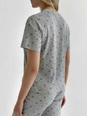 Komplet z dzianiny prążkowanej T-shirt i spodnie, kolorowe na szarym