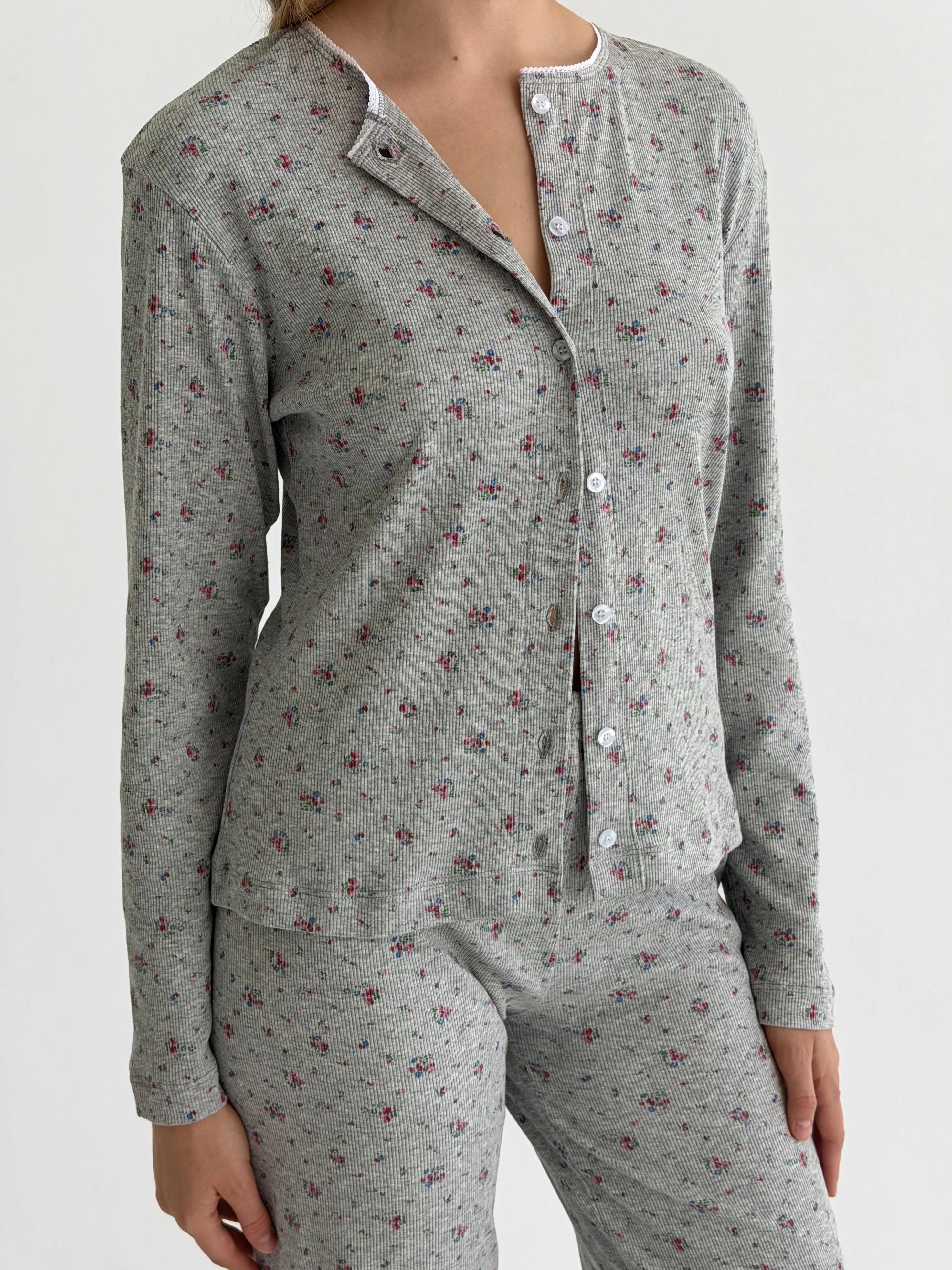 Komplet z dzianiny prążkowanej longsleeve z guzikami i spodnie, kolorowe na szarym