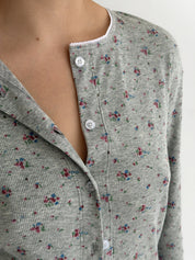 Komplet z dzianiny prążkowanej longsleeve z guzikami i spodnie, kolorowe na szarym