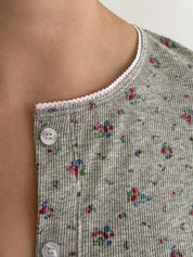 Komplet z dzianiny prążkowanej longsleeve z guzikami i spodnie, kolorowe na szarym