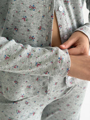 Komplet z dzianiny prążkowanej longsleeve z guzikami i spodnie, kolorowe na szarym