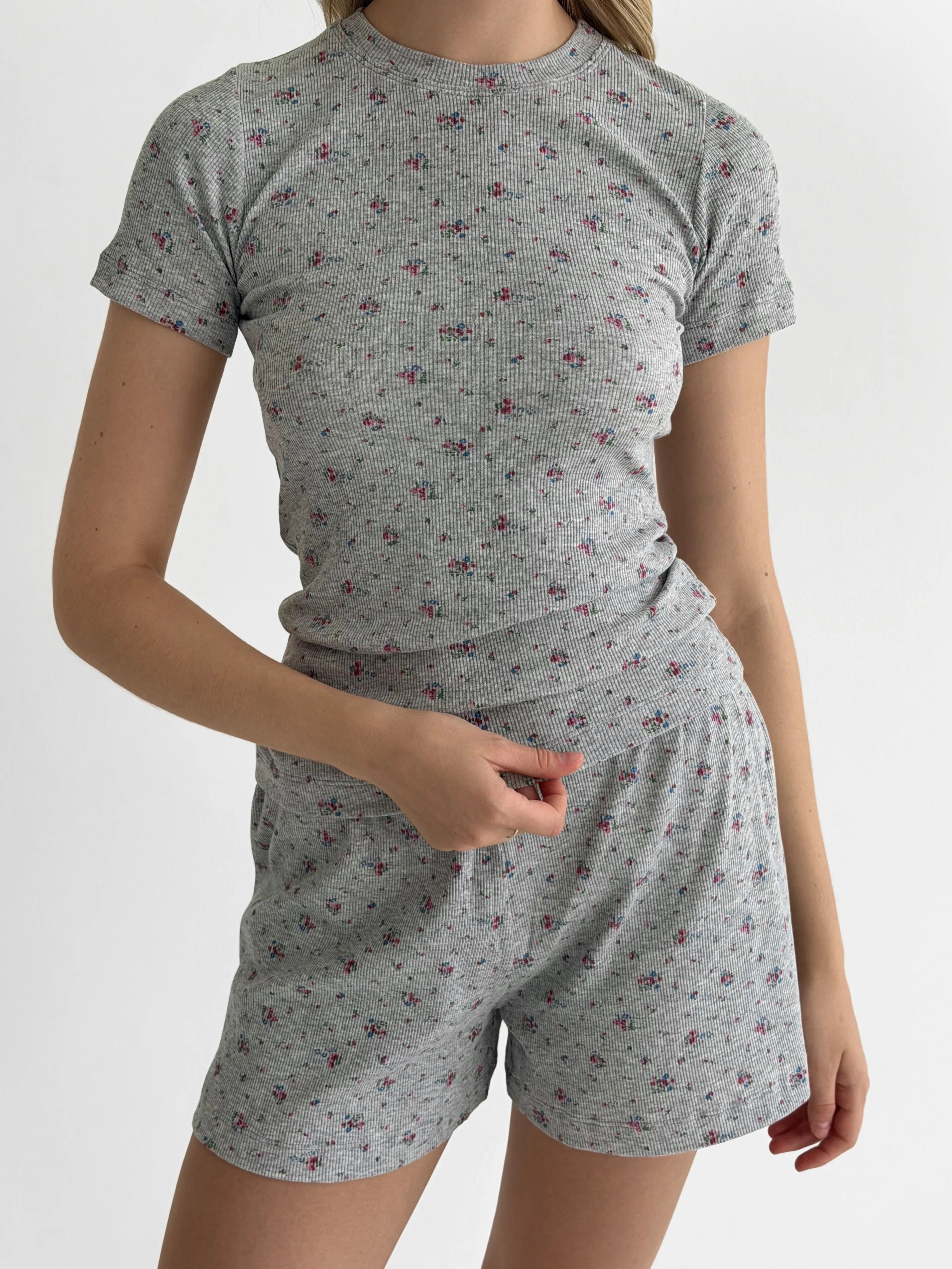 Komplet z dzianiny prążkowanej T-shirt i szorty, kolorowe na szarym