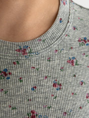 Komplet z dzianiny prążkowanej T-shirt i szorty, kolorowe na szarym