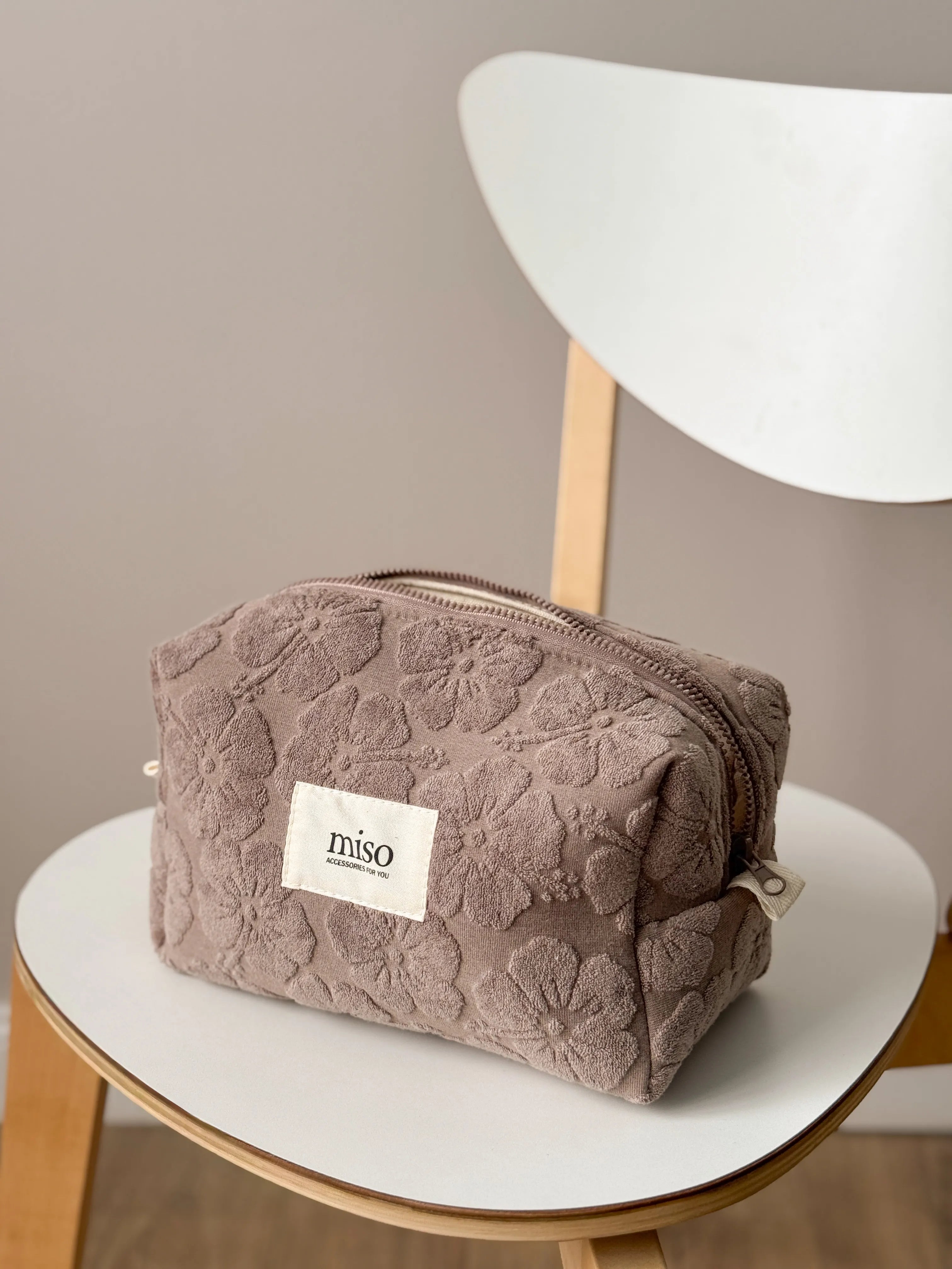 Kosmetyczka frotte żakardowa w kwiaty, brązowa