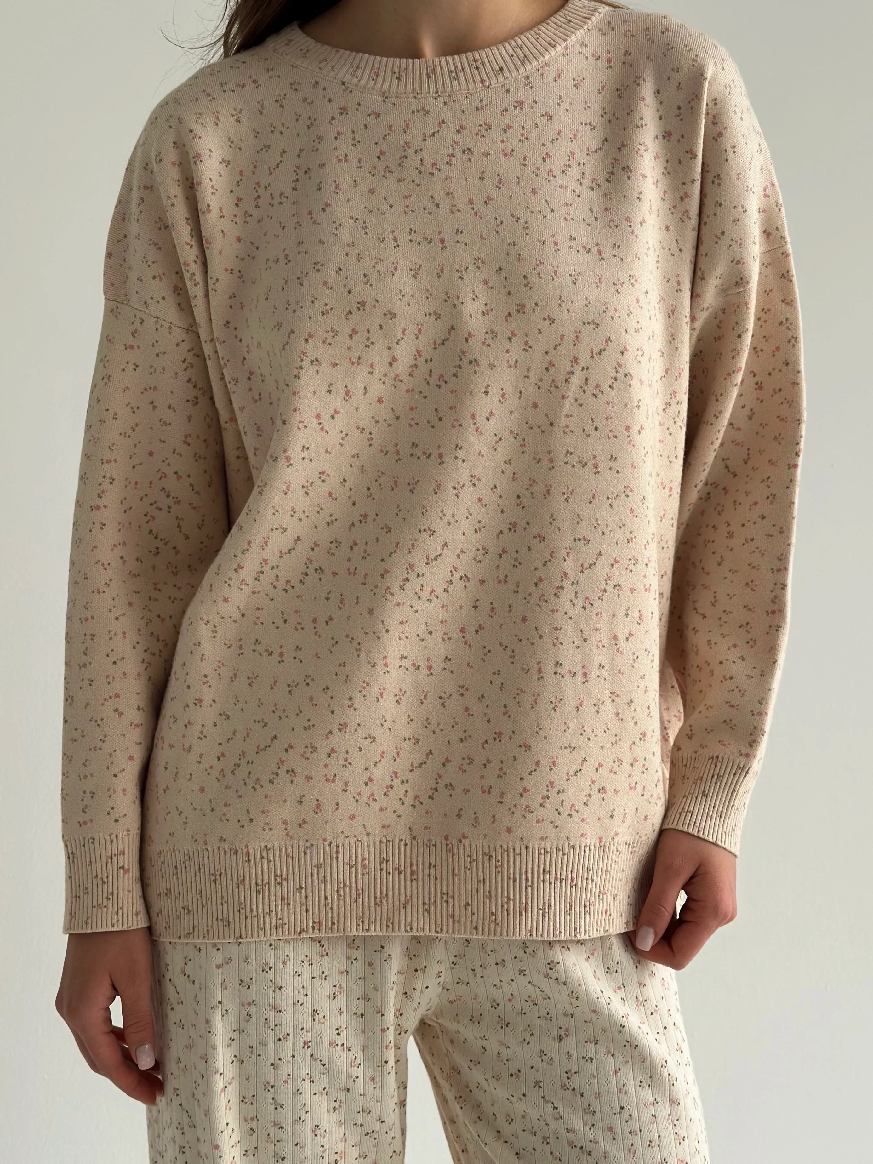 Sweter dziany, mleczny w różowy kwiat