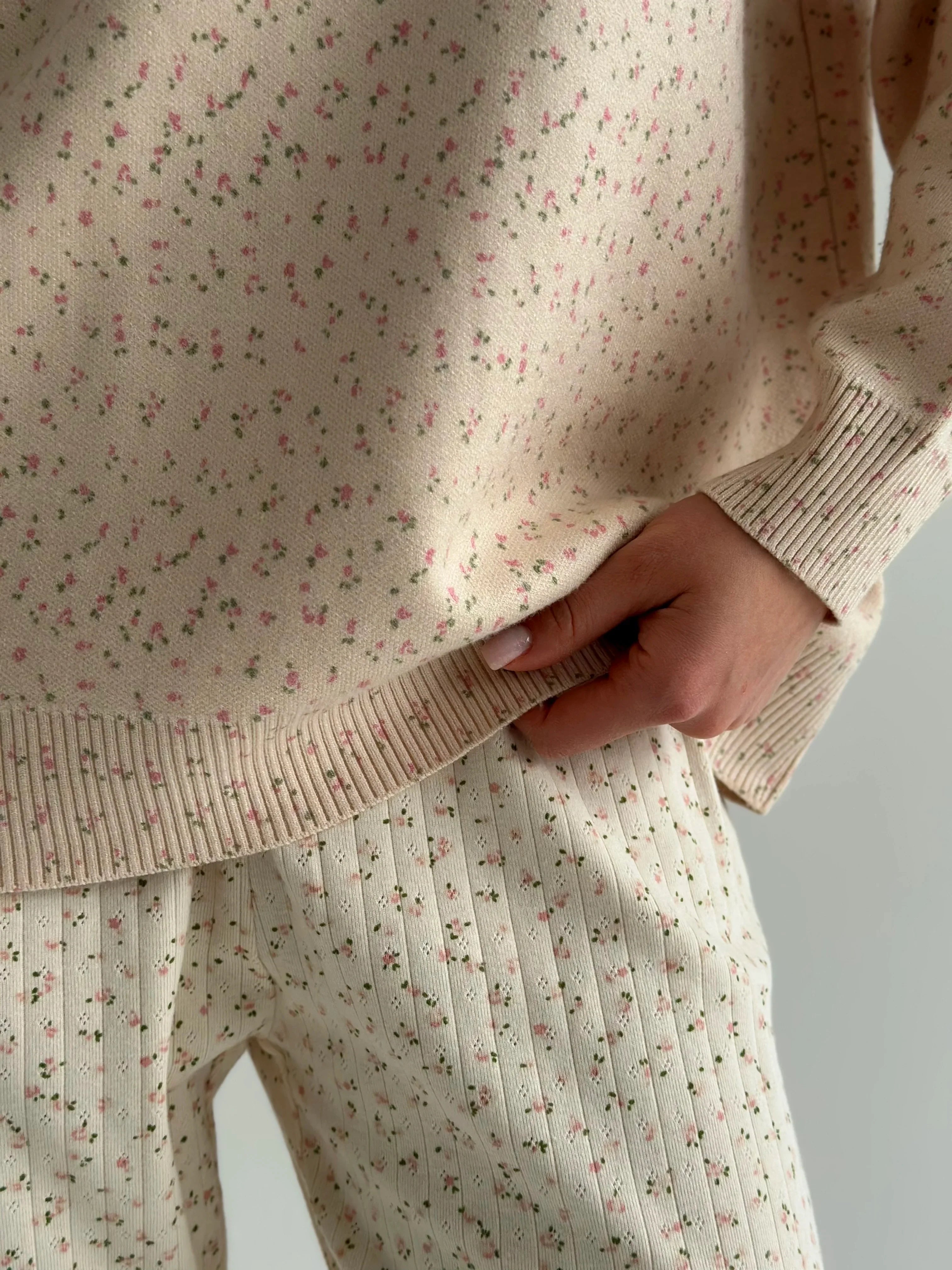 Sweter dziany, mleczny w różowy kwiat