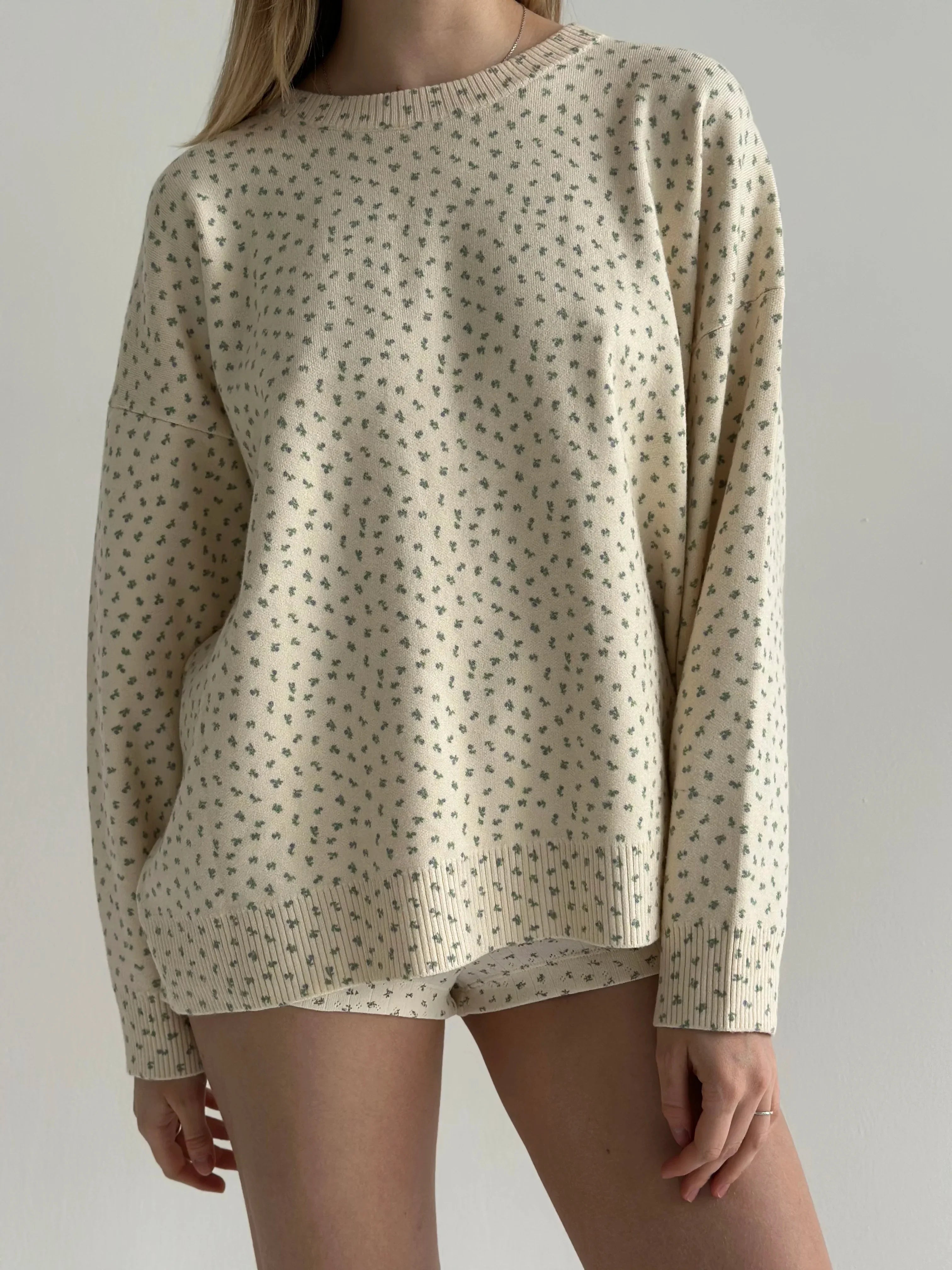Sweter dziany, mleczny w niebieskie kwiatki
