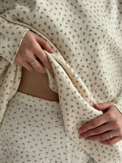 Sweter dziany, mleczny w niebieskie kwiatki